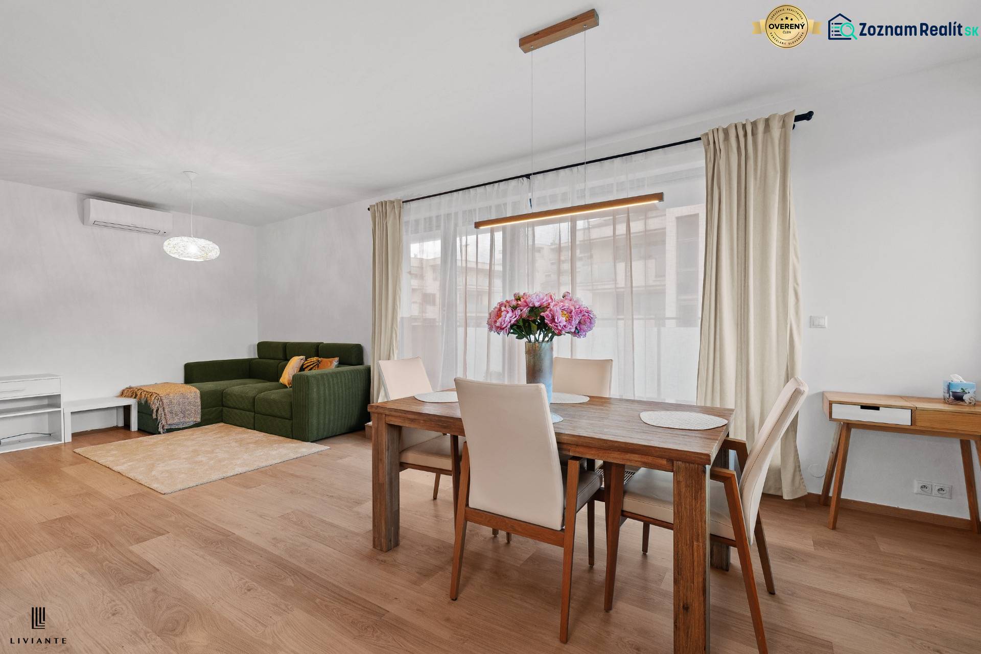 PRENÁJOM 3i byt s veľkorysou terasou a súkromím – Staré Grunty - Obývacia izba s jedálenským stolom, pohovkou a podlahou s dreveným dekorom v 3-izbovom byte.