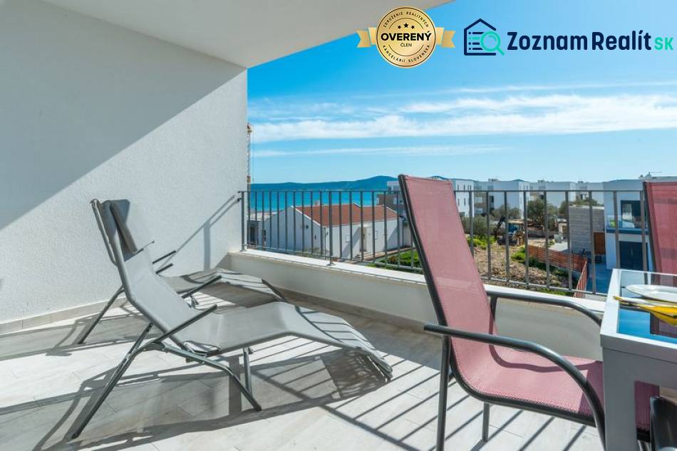 CHORVÁTSKO - VÝBORNÁ PONUKA! - 3-izbový apartmán - SUKOŠAN, Zadar - Terasa 3-izbového bytu v Sukošane s výhľadom na more, sklápacie kreslá, jasná obloha.