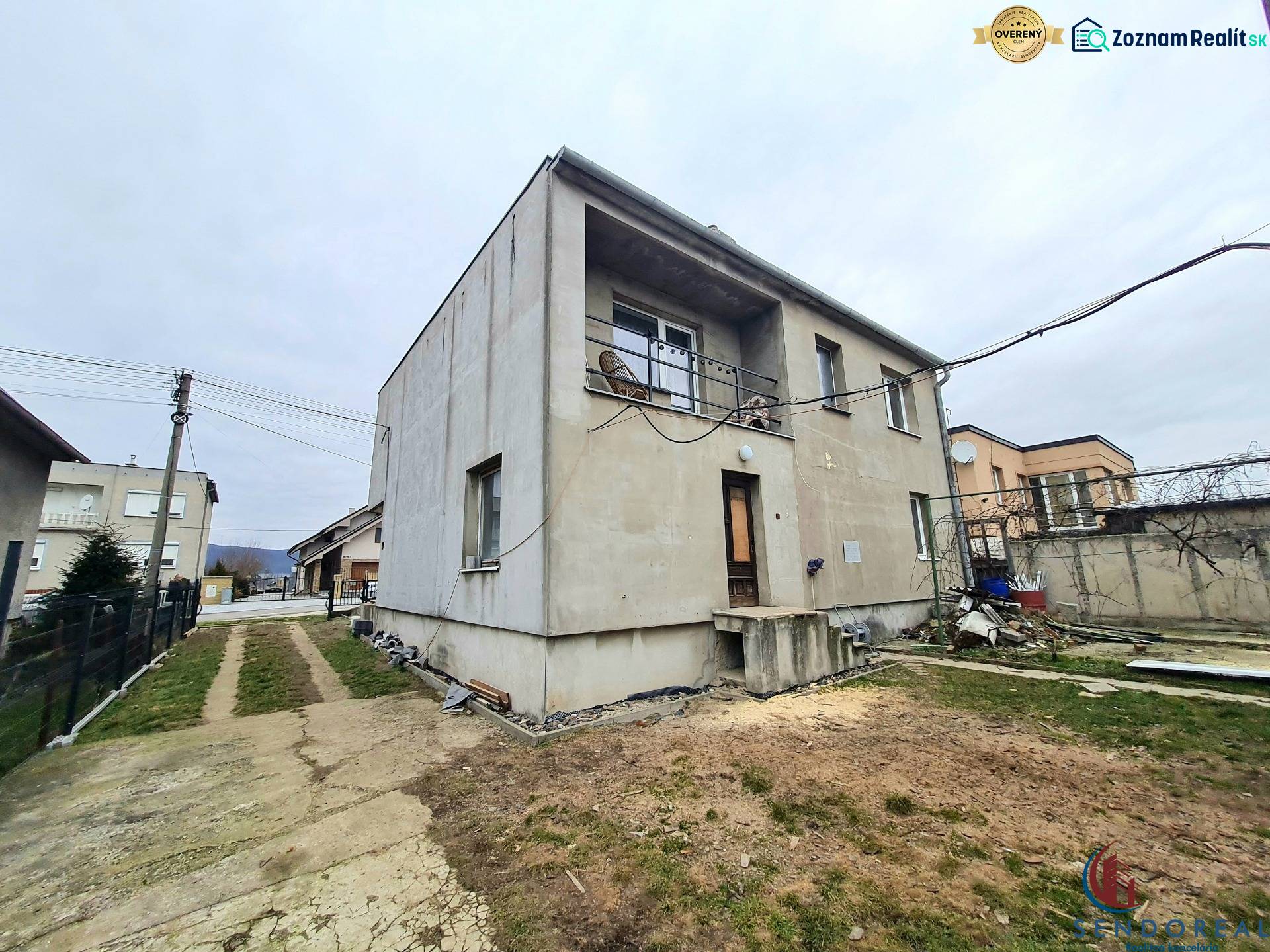 5.izb RD Čereňany pozemok 1028m - Rodinný dom na Višňovej ulici v Čereňanoch s dvomi poschodiami a záhradou.