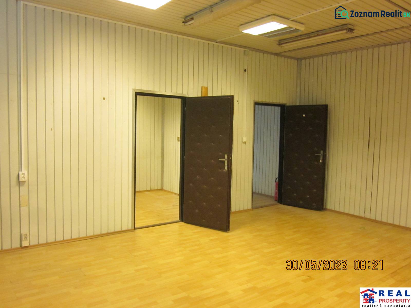 KOŠICE, NAD JAZEROM - Napájadlá: Malý SKLAD 13,2 m2 alebo kancelária - Interiér s podlahou s dreveným dekorom a panelovými stenami v Skladoch a halách.