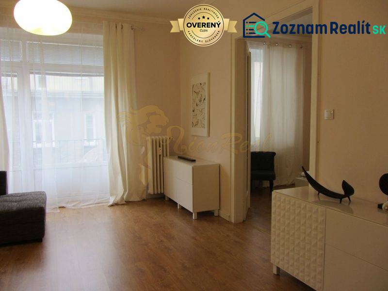 4-izb.byt v centre mesta, Obchodná ul., BA I - Staré Mesto, 2 x balkón - Interiér 4-izbového bytu s podlahou s dreveným dekorom a jednoduchým nábytkom.