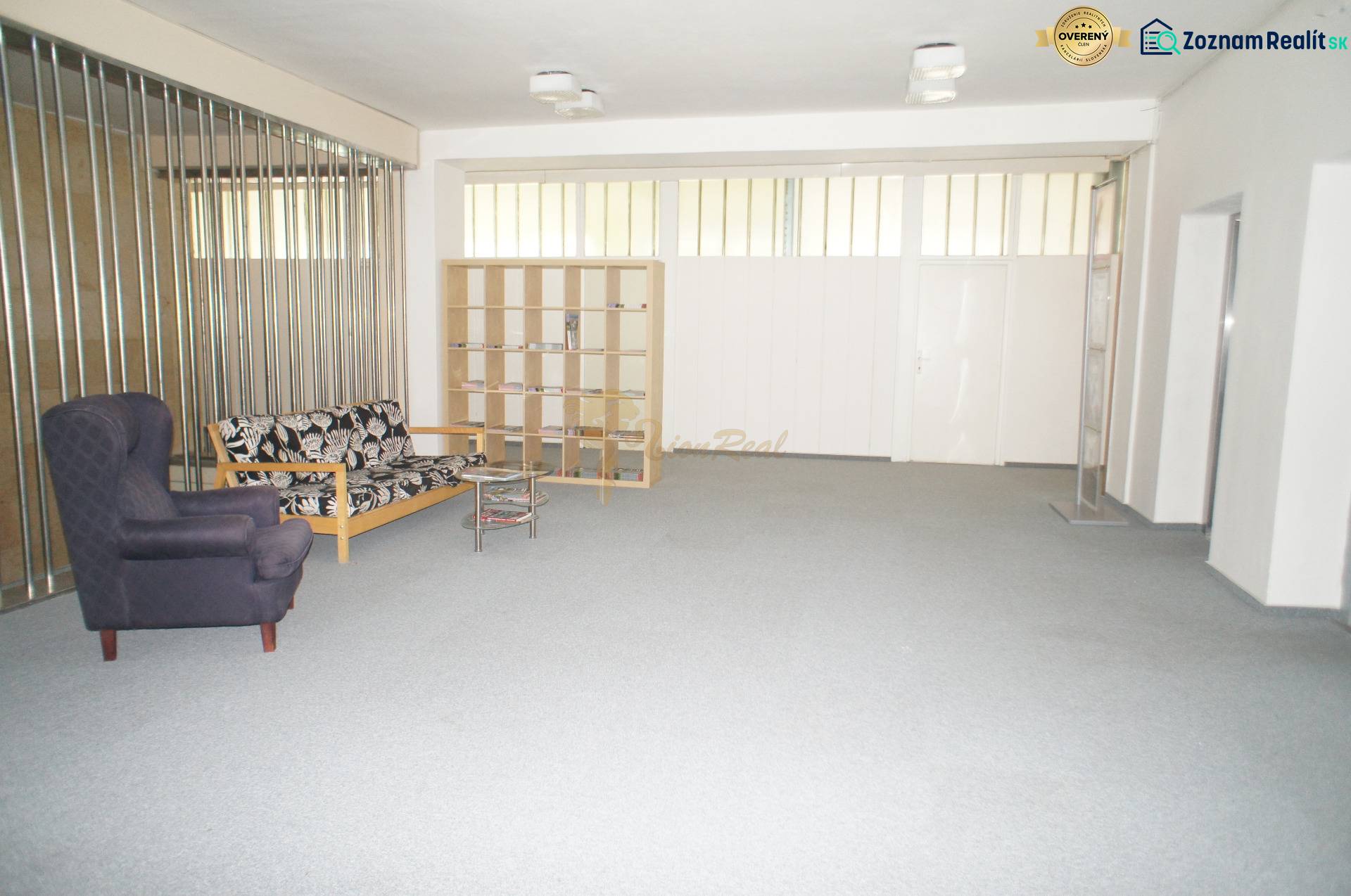 Kancelárie, Drieňová ul., Ružinov 25 m2 - Kancelárie s kreslom, pohovkou a poličkami, Bratislava - Ružinov, Drieňová, zatiahnuté žalúzie.