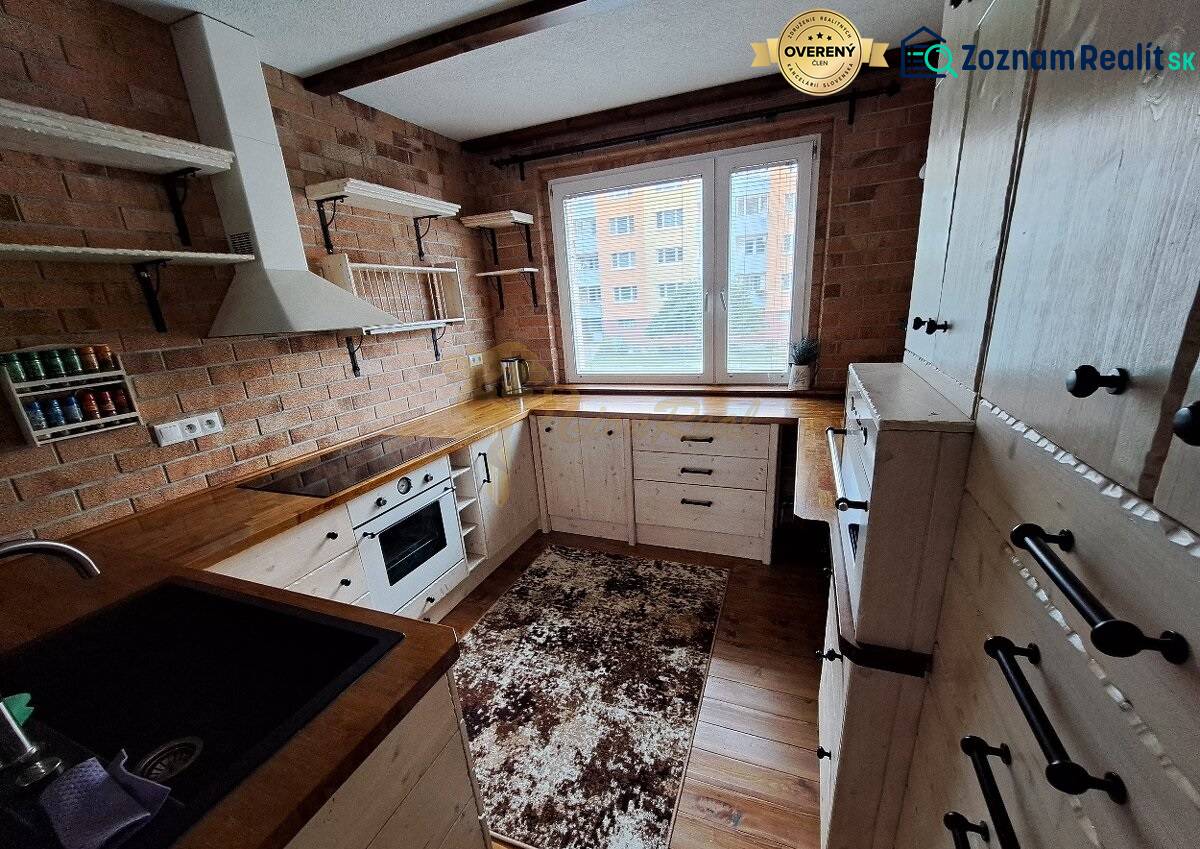3-izb. byt, Haanova, BA V - Petržalka, kompletná rekonštrukcia - Kuchyňa 3-izbového bytu s tehlovým obkladom, masívnymi policami na ulici Haanova.