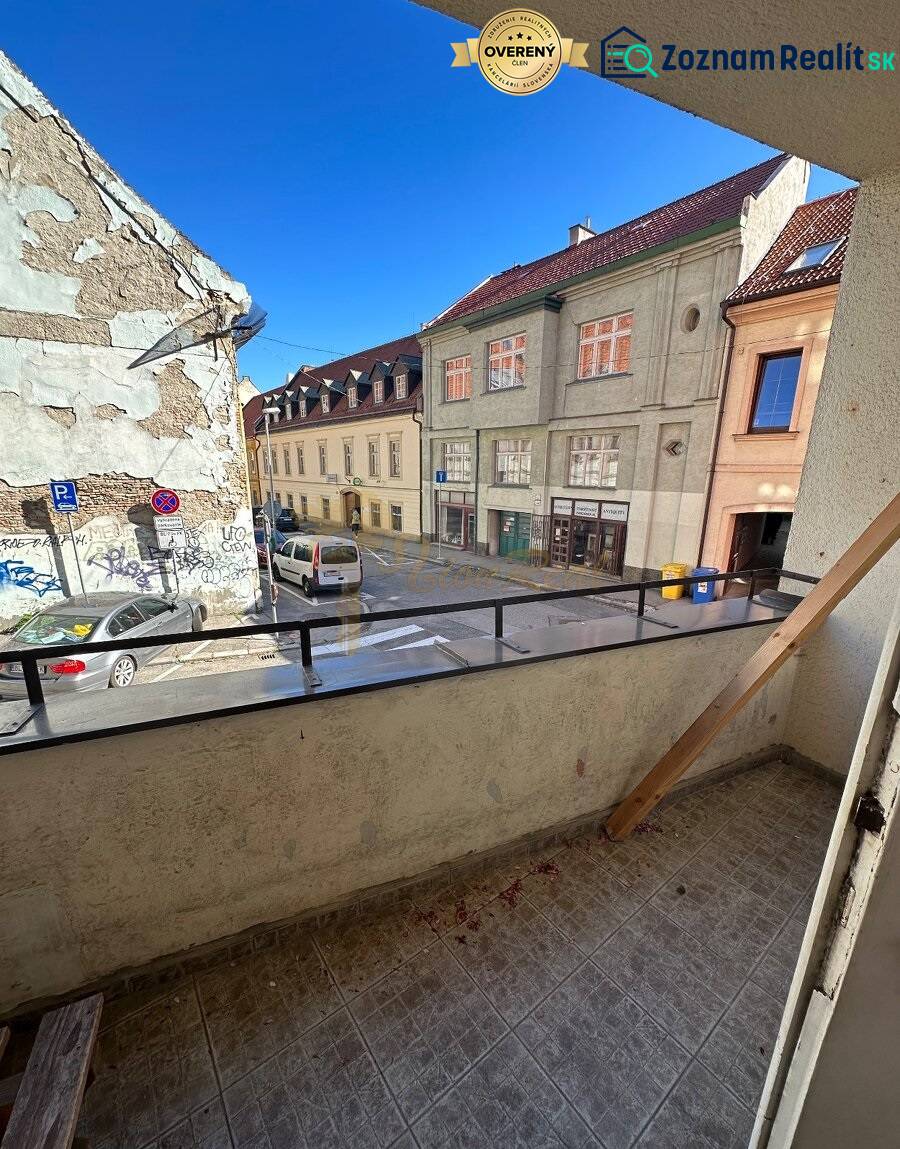 3,5 izb. byt v priamo centre Bratislavy na pešej zóne - Balkón s výhľadom na Štetinovú ulicu v Bratislave - Starom Meste, dlažba na podlahe.