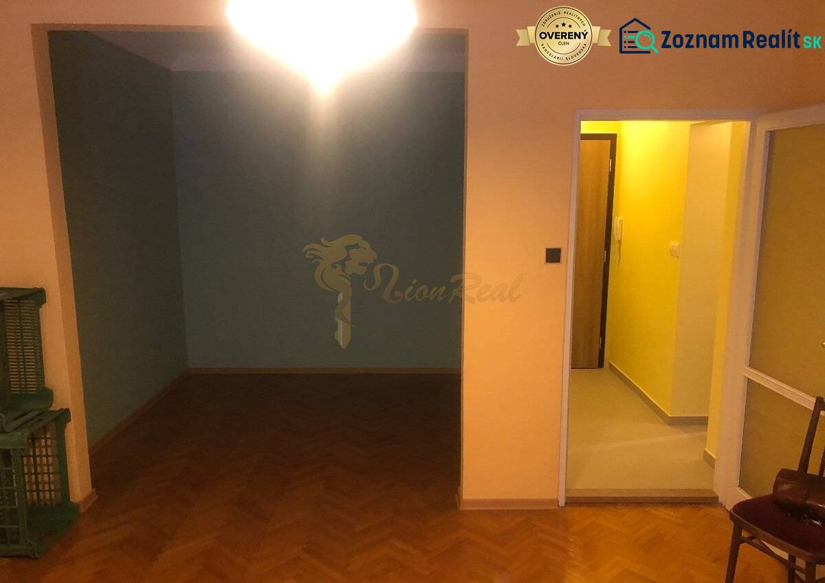 1-izb. byt na ul. Račianska, Nové Mesto s lodžiou - Interiér 1-izbového bytu s podlahou s dreveným dekorom a svetlým osvetlením.