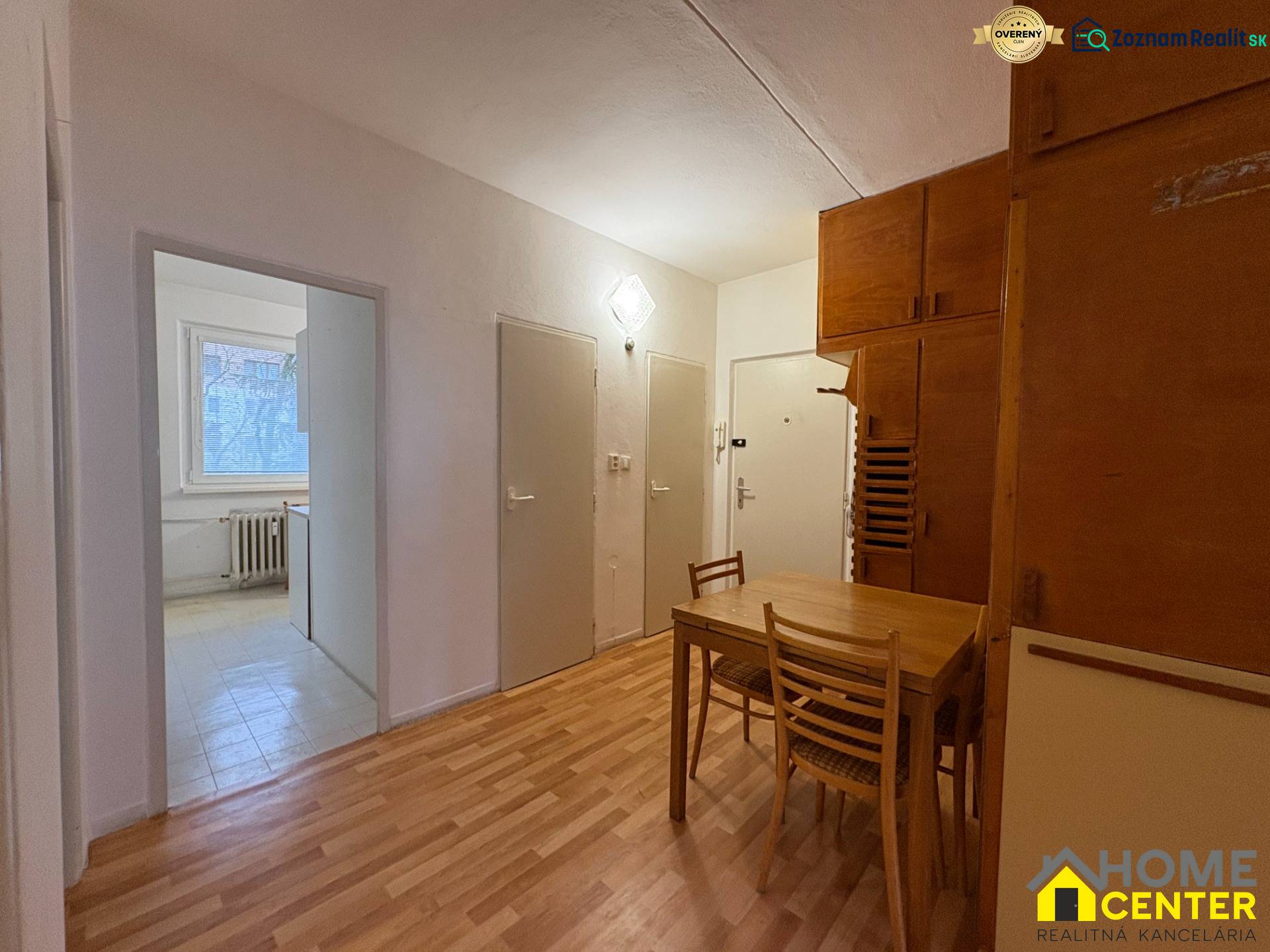 R E Z E R V O V A N Ý 3 izbový byt s balkónom , Košická, Komárno - Interiér 3-izbového bytu s podlahou s dreveným dekorom, jedálenský kút so stolom a stoličkami.