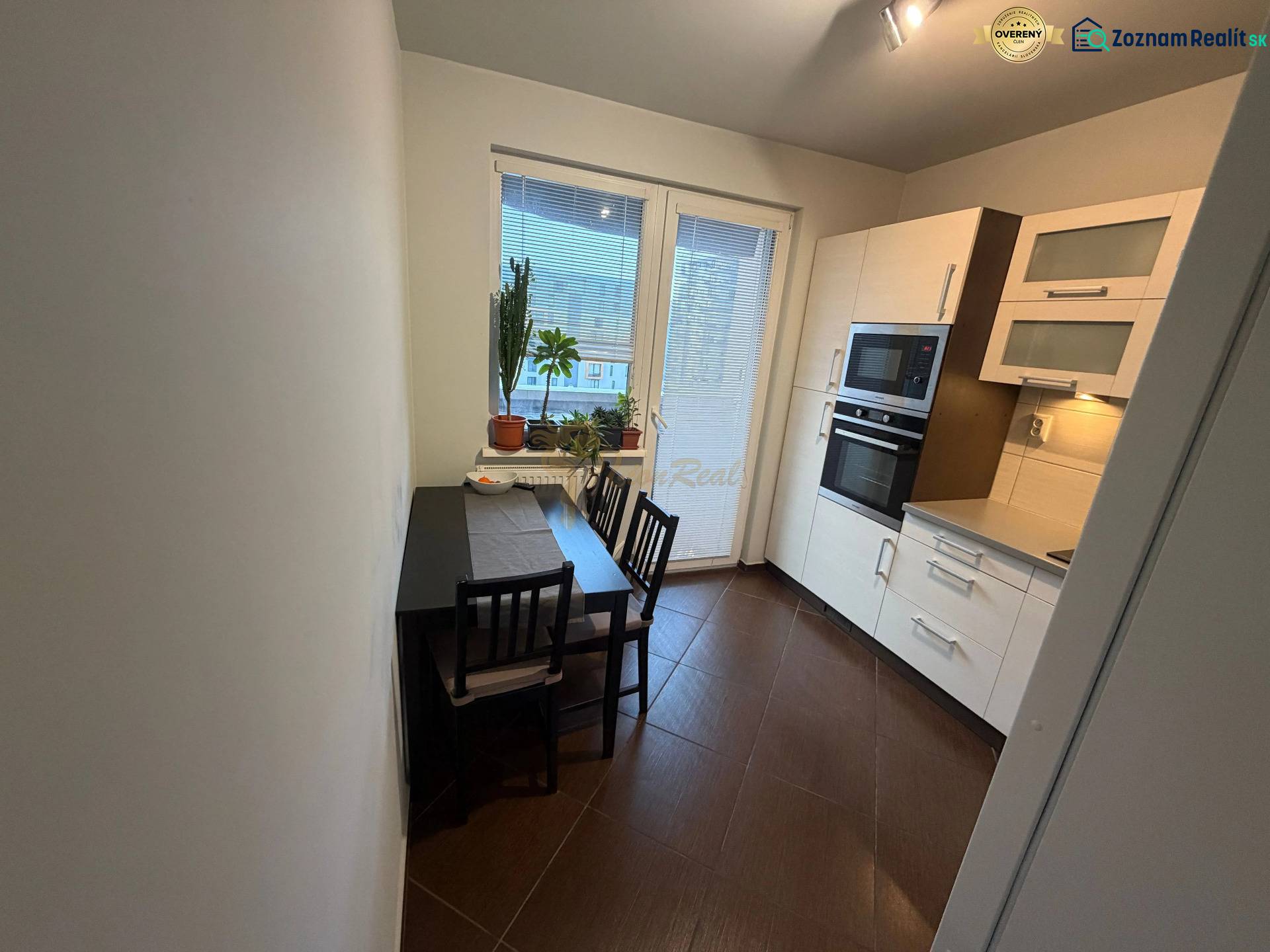 4-izb. byt, Wolkrova, Petržalka, 7.p./8 - Kuchyňa v 4-izbovom byte s jedálenským stolom a vstavanými spotrebičmi.