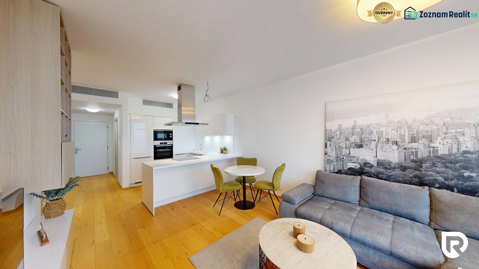 | Sky Park | zariadený 2i byt | panoramatický výhľad | garáž - Interiér 2-izbového bytu s podlahou s dreveným dekorom, kuchyňou a pohovkou.