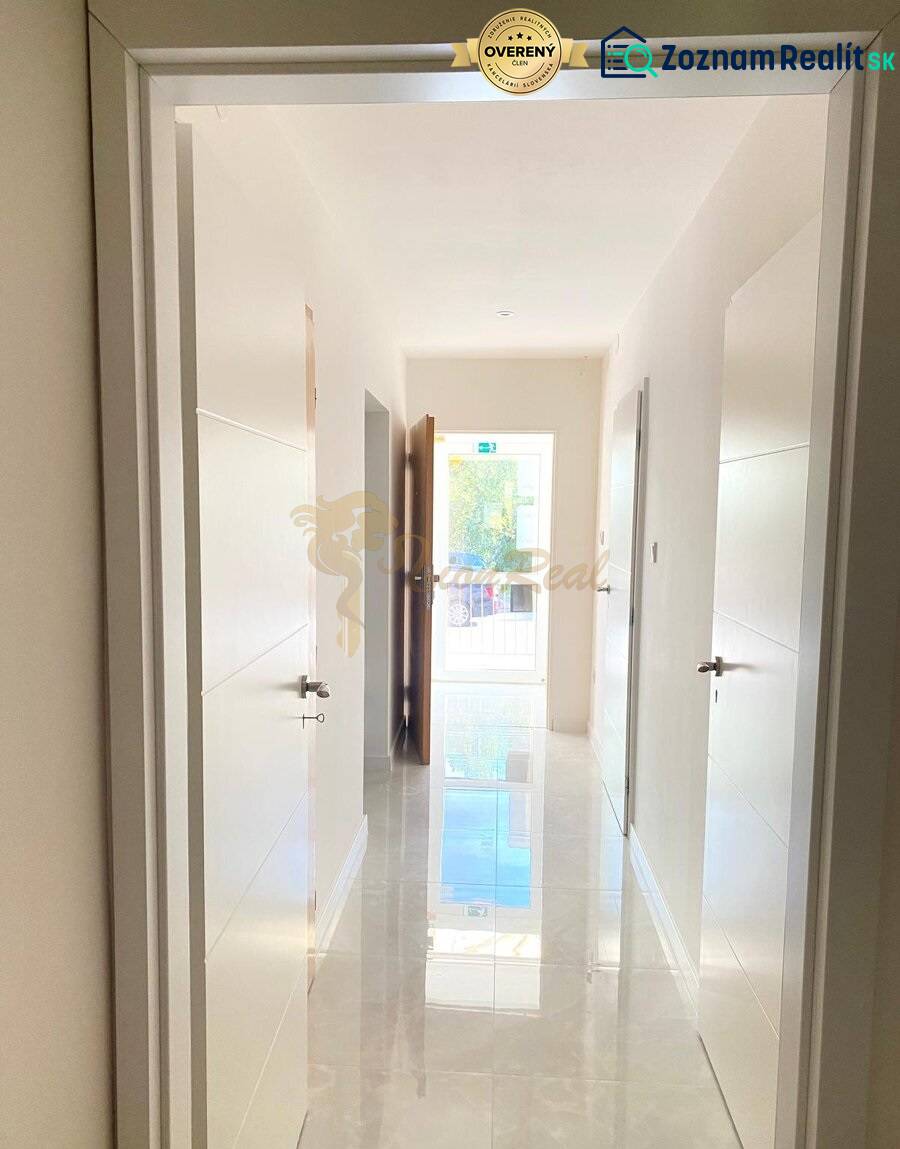4-izb. byt, Cabanova ul., Dúbravka so samostatným vstupom - Pohľad na svetlú chodbu vo 4-izbovom byte na ulici Cabanova.