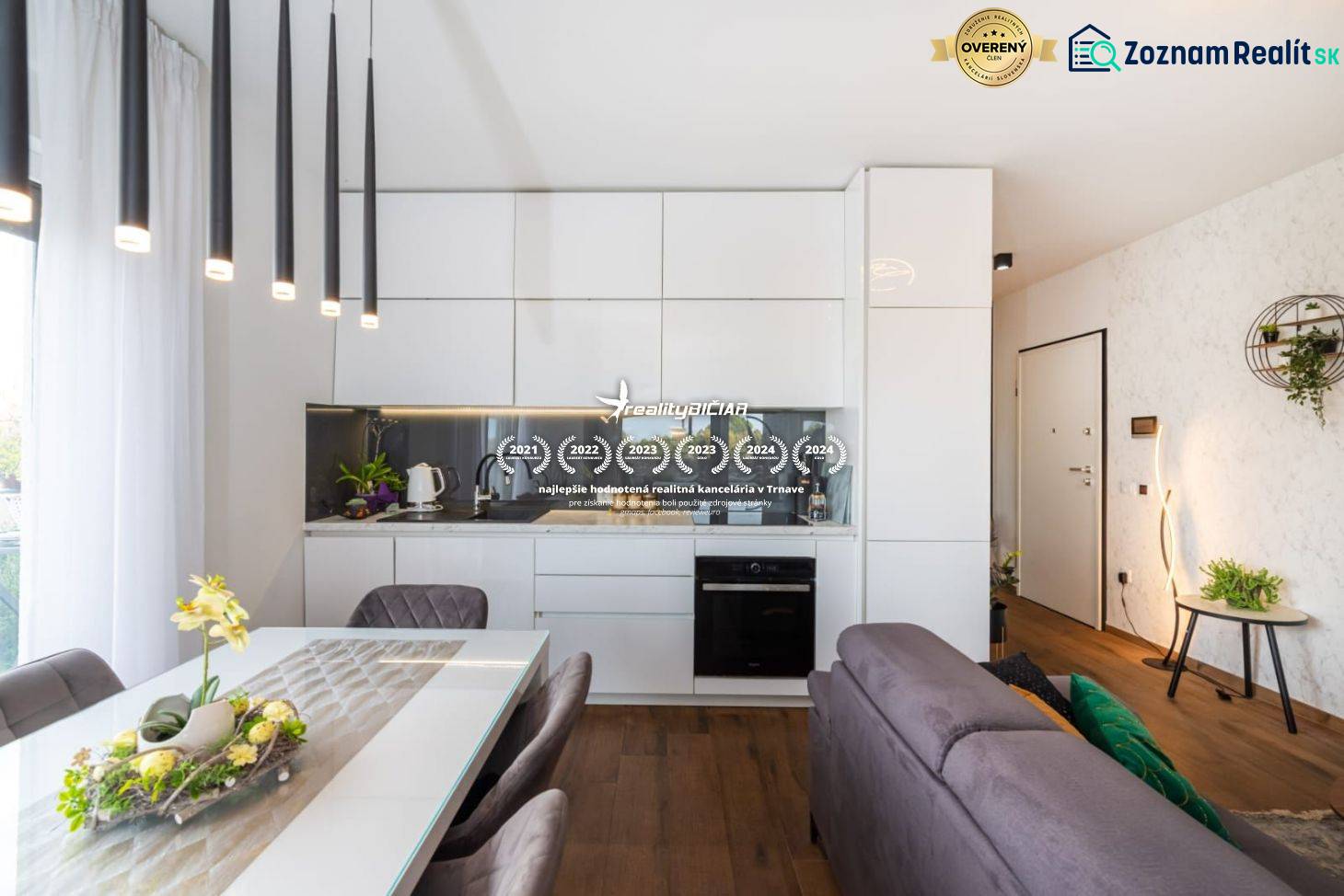 ZATON - Apartmán so záhradou - na predaj  - Moderná kuchyňa v rekreačnom apartmáne s podlahou s dreveným dekorom a jedálenským stolom.