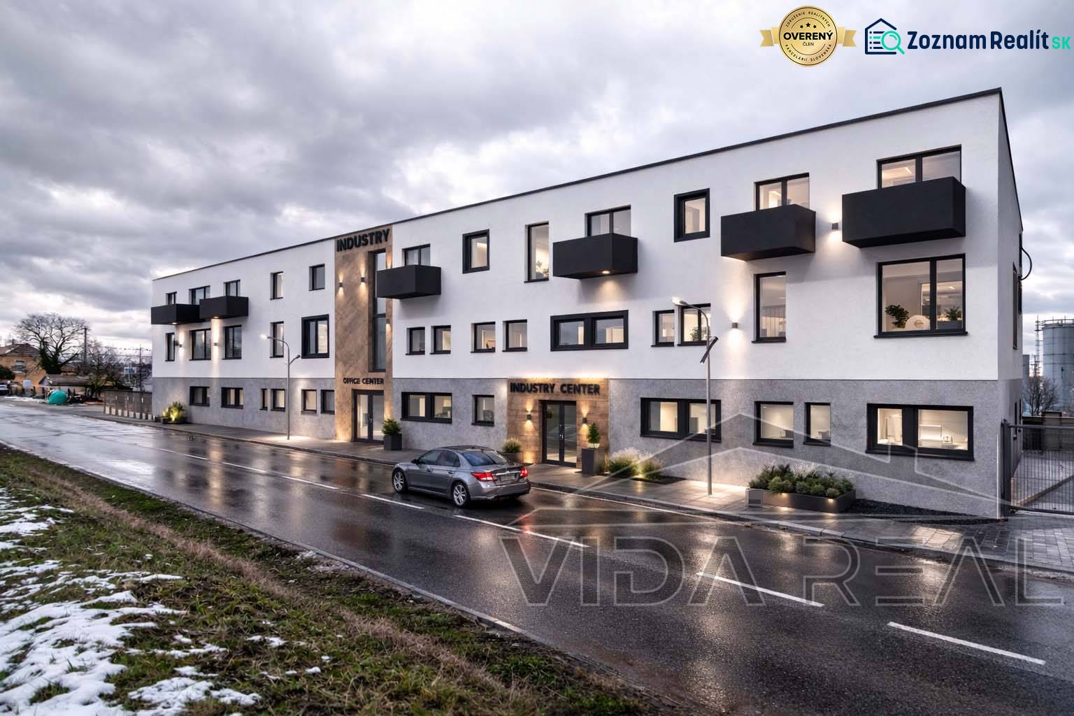 Prenájom haly / obchodno-skladových priestorov – Šenkvice, Nádražná ul - Budova na Nádražnej ulici v Šenkviciach, Sklady a haly, s večerným osvetlením.