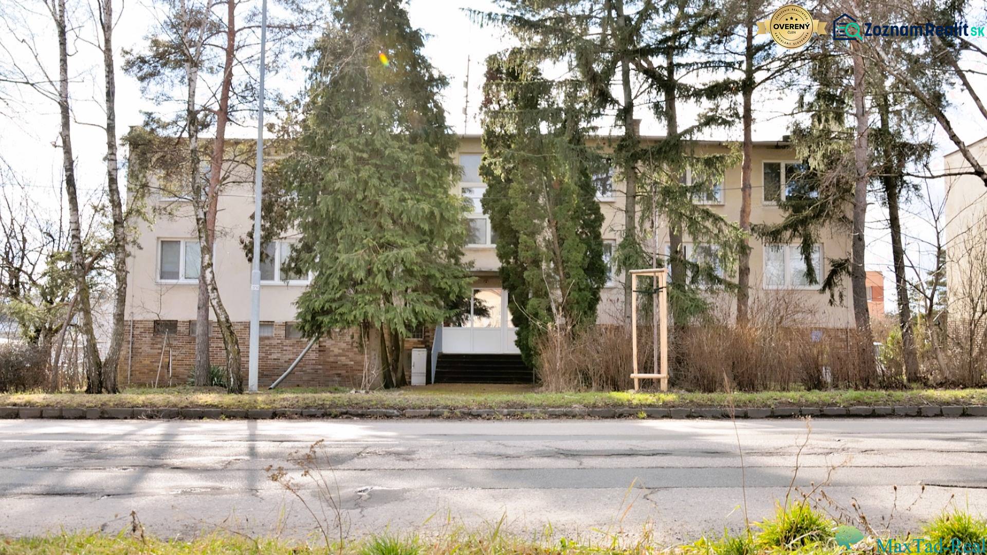 Byt, ktorý dáva zmysel pre rodinu – o 100 000 € lacnejší než dom. - Budova so stromami na ulici Hviezdoslavova v Michalovciach, vhodná pre 4-izbový byt.