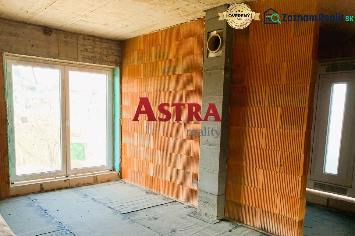 CHATA UZAVRETÁ HRUBÁ STAVBA, KOŠICKÁ NOVÁ VES - GEDER - Nedokončený interiér budovy so surovými tehlami a veľkými oknami prináša potenciál útulnej chaty.