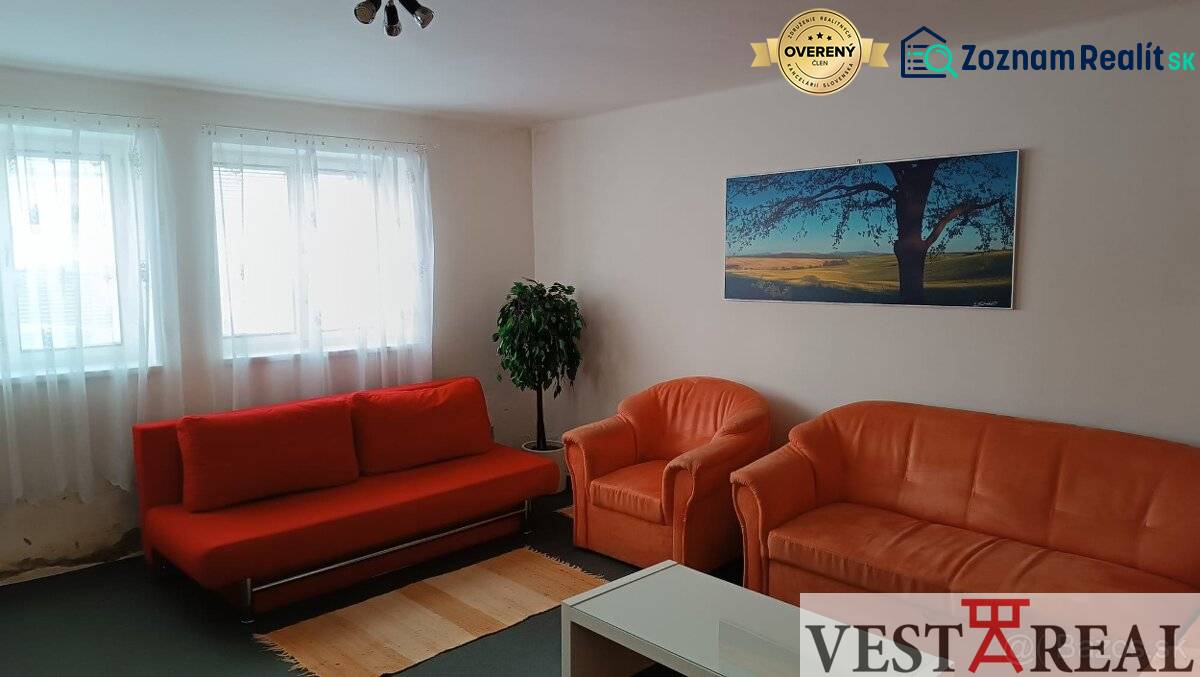 Na Predaj Rodinný dom pozemok 1587 m² v Horných Salibách  - Obývacia izba v rodinnom dome s oranžovou sedačkou, kreslami a obrazom krajiny.