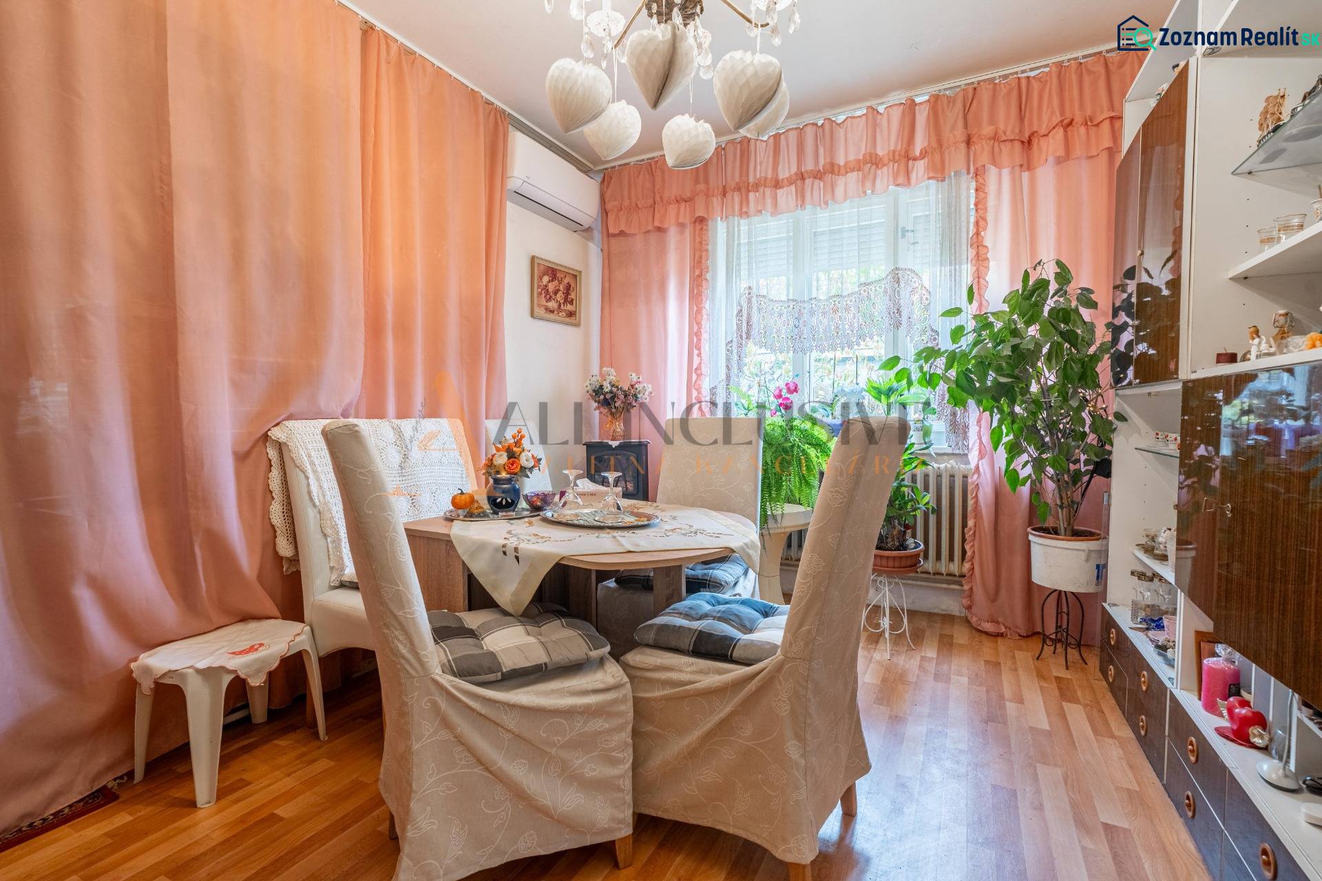 NA PREDAJ 4 IZBOVÝ RD S VEĽKÝM POZEMKOM,VEĽKÉ DVORNÍKY - Jedáleň v rodinnom dome, závity na stene, izbové rastliny, podlaha s dreveným dekorom.