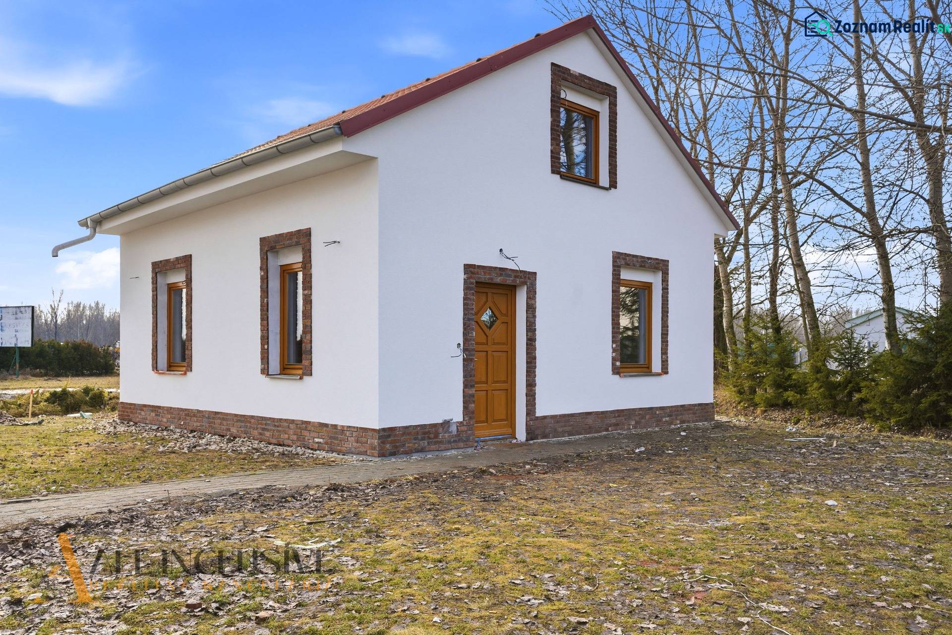 NA PREDAJ 4-IZBOVÉ RD – REZIDENČNÝ PROJEKT, GABČÍKOVO - Rodinný dom v Gabčíkove so šikmou strechou a tehlovými detailmi na fasáde.