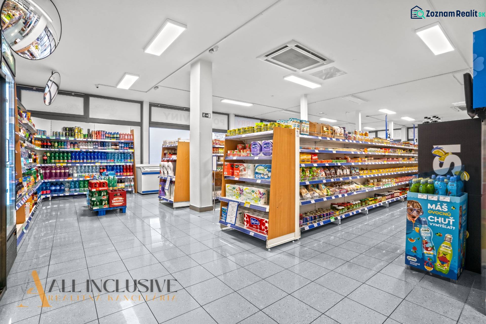 NA PRENÁJOM OBCHODNÝ PRIESTOR V DUNAJSKEJ STREDE - Obchodné priestory s regálmi a výrobkami, podlaha s dreveným dekorom.