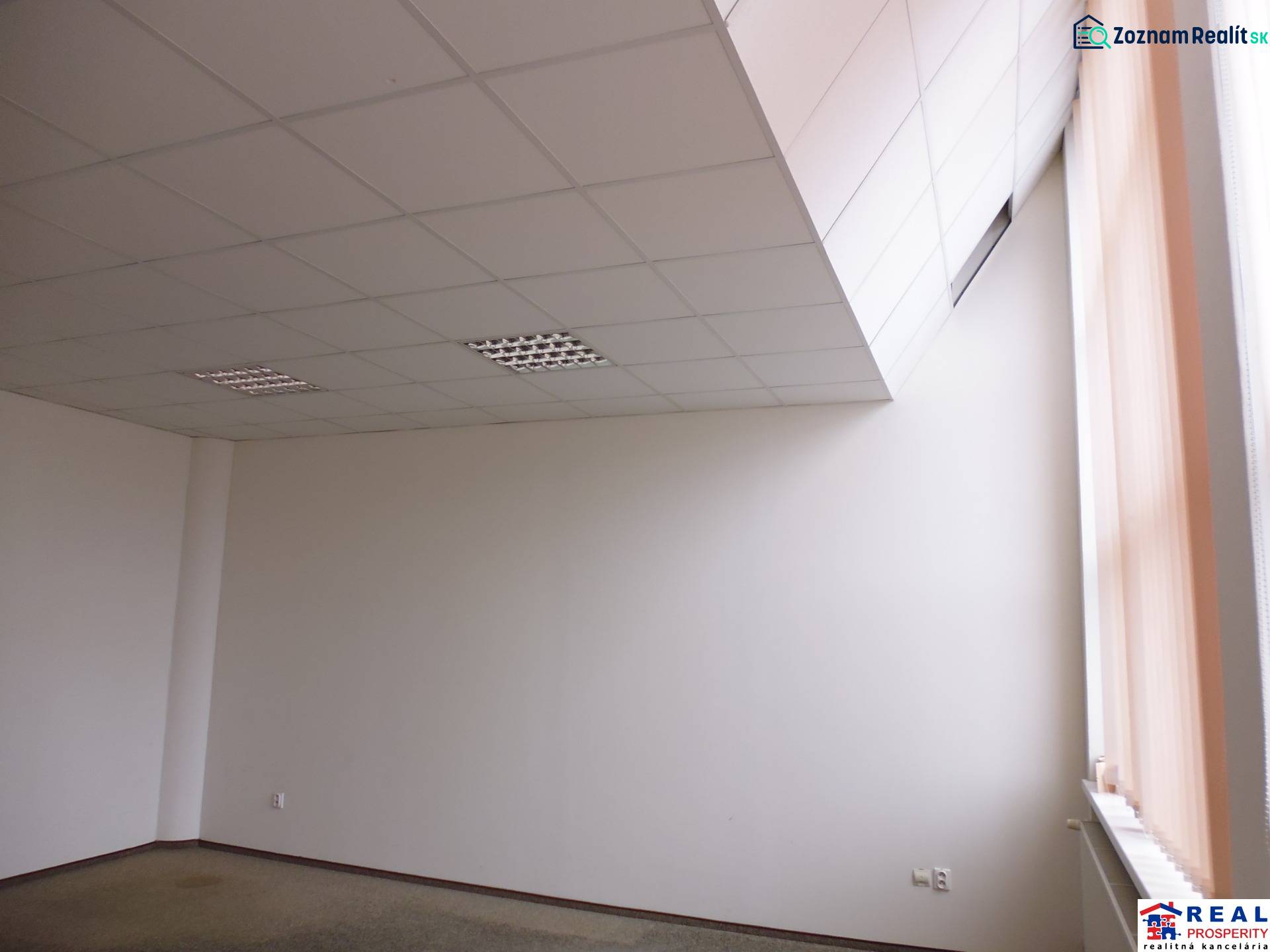 MASARYKOVA: Nebytové priestory 36 m2 - 3.posch., VÝŤAH, parkovanie - Priestranná kancelária s podlahou s dreveným dekorom a veľkým oknom, vhodná na prácu.