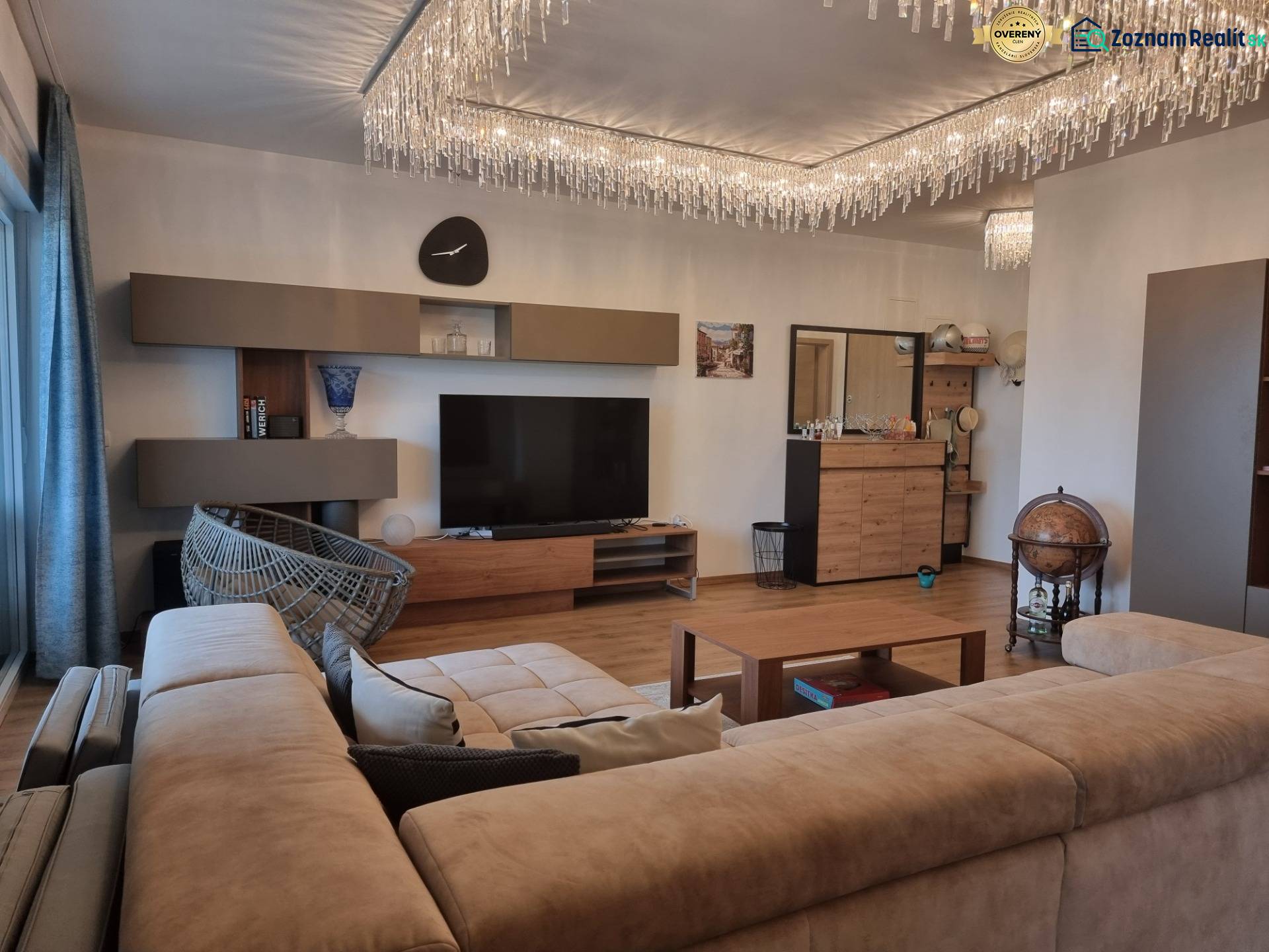 CHORVÁTSKO - Luxusne zariadený 3 izbový apartmán - VRSI, Zadar - Obývacia izba v 3-izbovom byte s podlahou s dreveným dekorom a štýlovým lustrom.