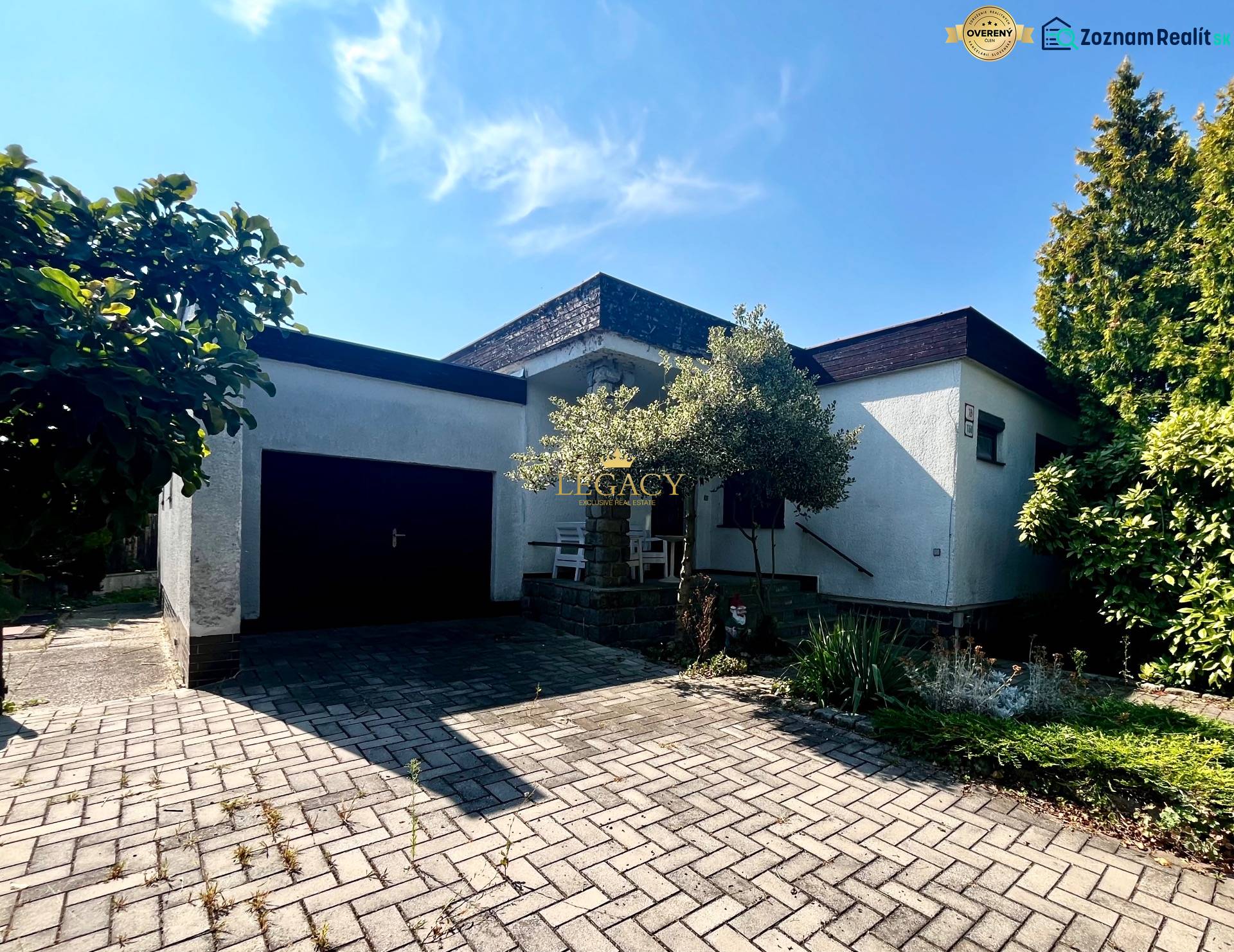 RD 4 izbový na veľkorysom pozemku, Ivanka pri Dunaji - Rodinný dom v Ivanke pri Dunaji s garážou a kvetinovým záhonom, na dláždenom chodníku.