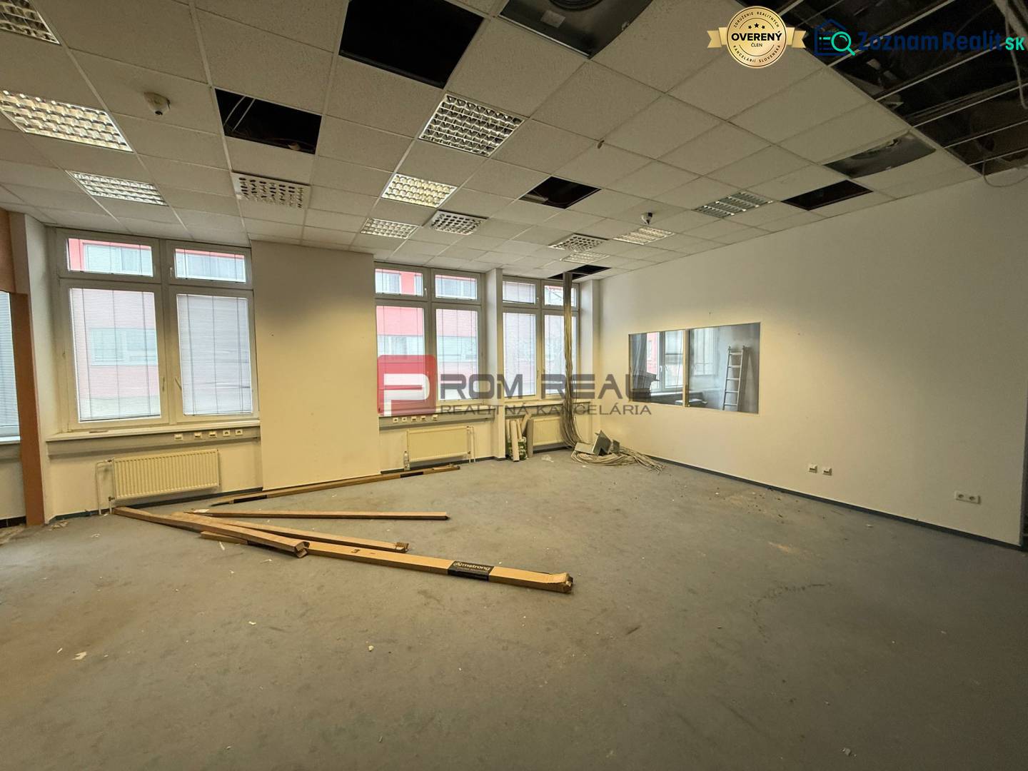 Priestor podľa vašich potrieb 120 m2 v úplnom centre BA - Svetlá kancelária s veľkými oknami a rozoberaným stropom.