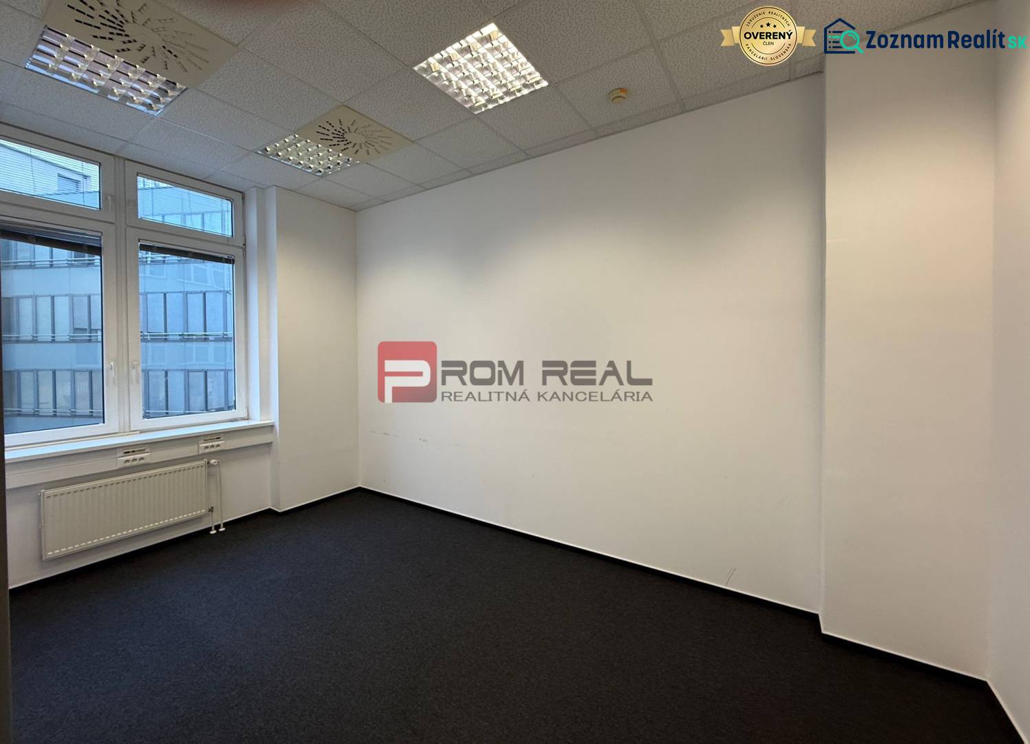 Skvelá ponuka kancelária 60 m2 v centre Bratislavy - Kancelárie s kobercovou podlahou a veľkým oknom.