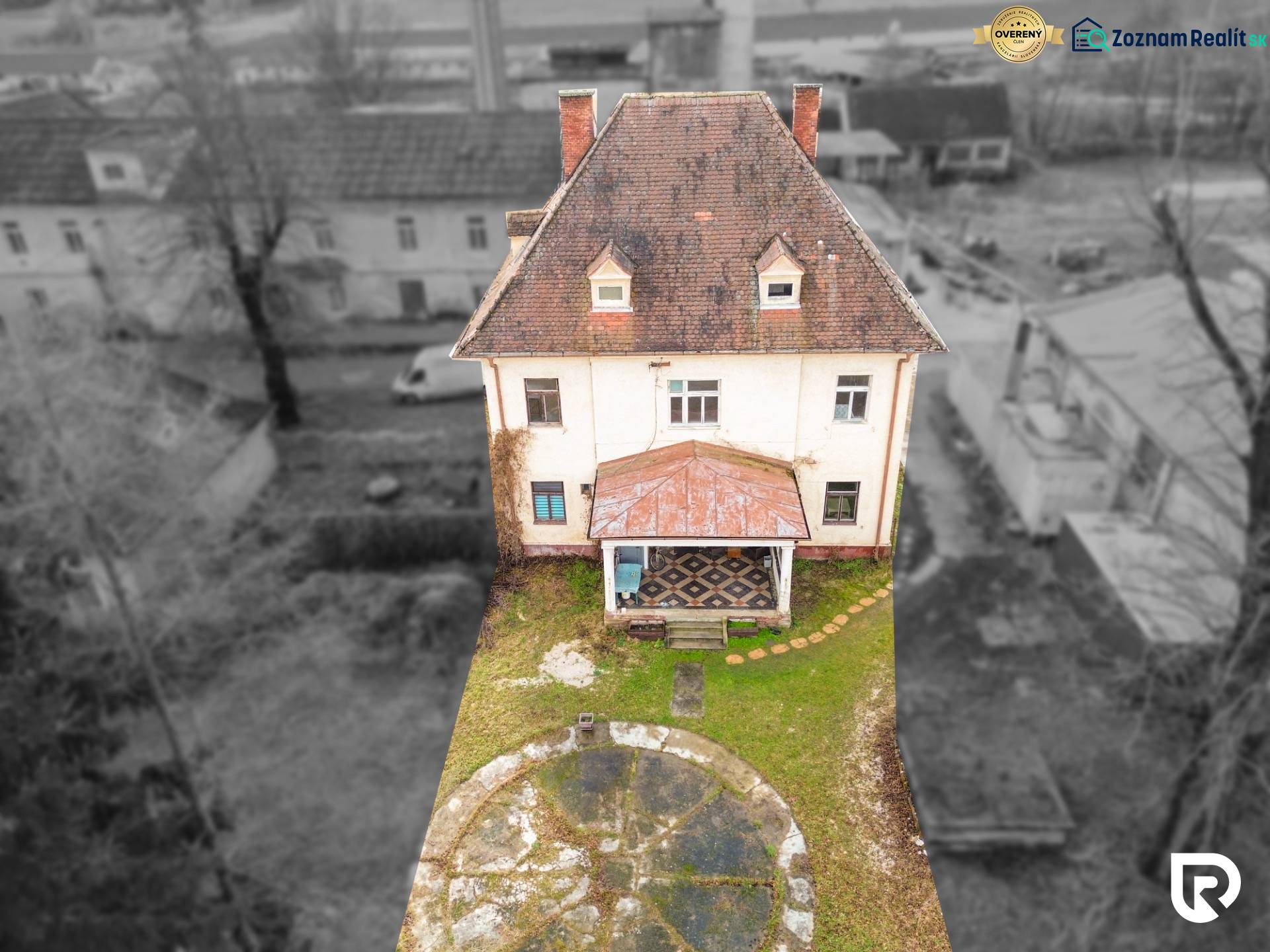 Rodinný dom (bytovka) s pozemkom 554m2, Bobotská Lehota - Rodinný dom na ulici Bobot v Bobote s tradičnou strechou a záhradou.