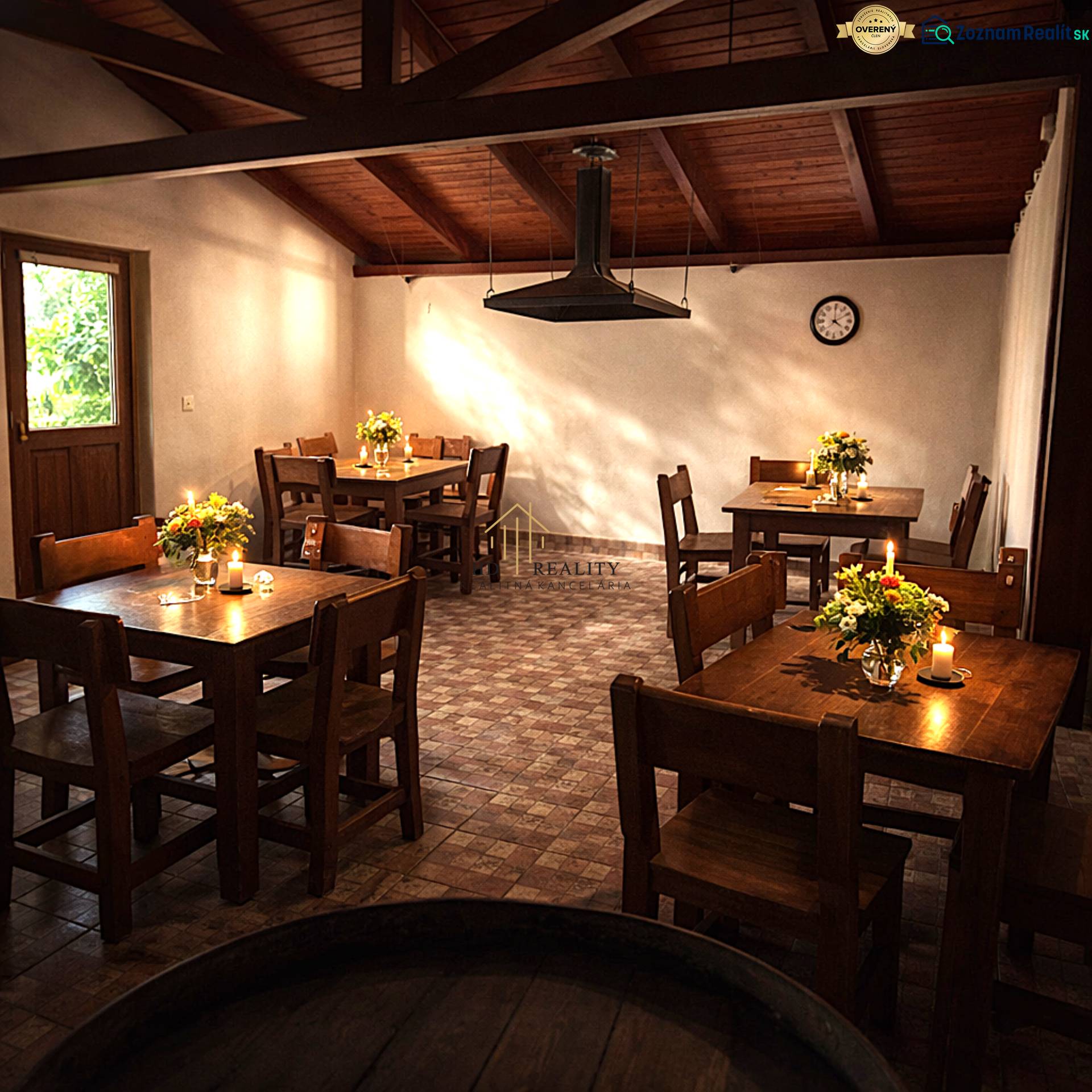 Prenájom gastro priestoru v centre Krupiny - Gastro priestory s drevenými stolmi a kvetmi, sviečky na podlahe s dreveným dekorom.