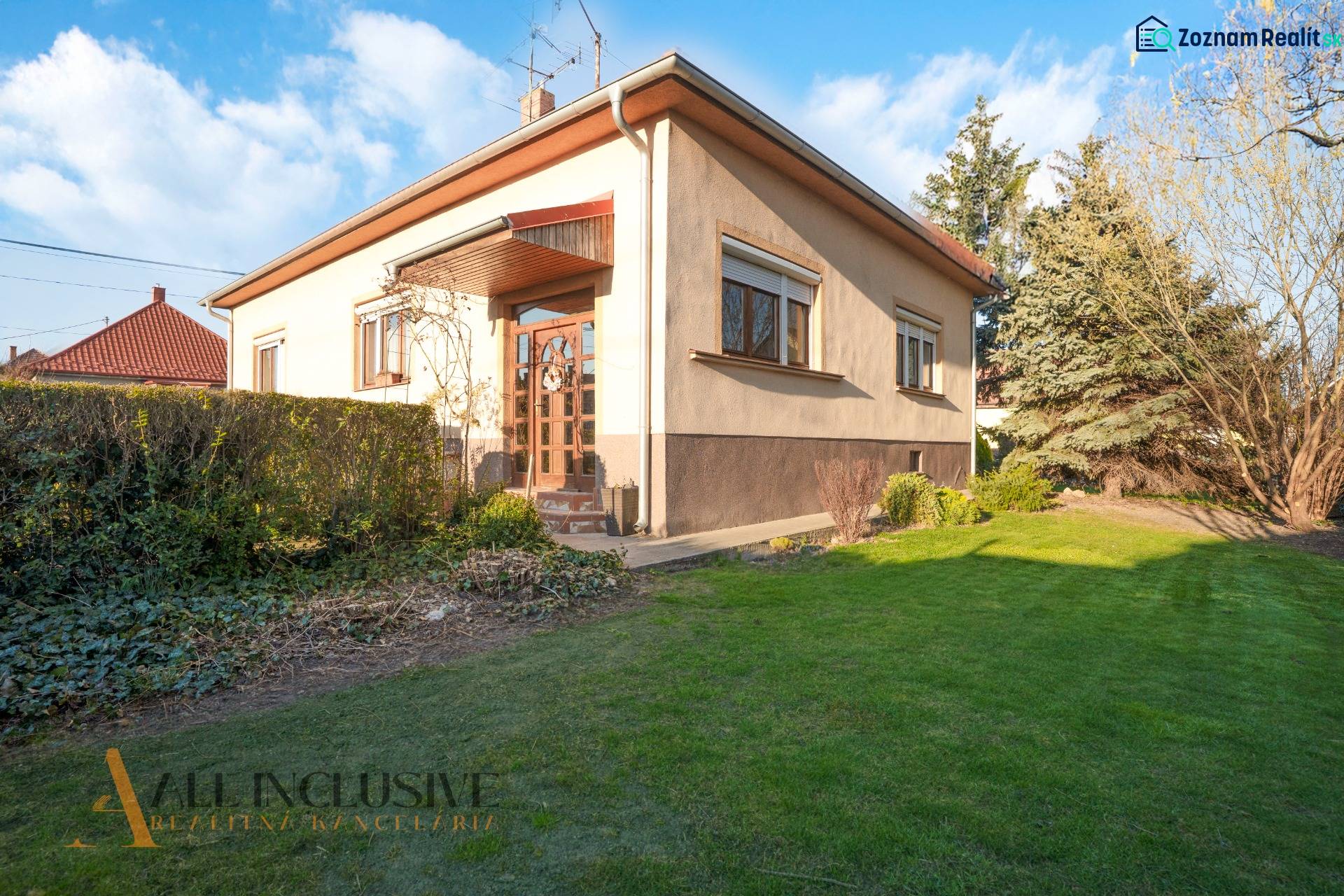 ZNÍŽENÁ CENA | NA PREDAJ DVOJGENERAČNÝ RODINNÝ DOM, AMADE KRAČANY - Rodinný dom na ulici Amade Kračany s priestrannou záhradou a udržiavaným trávnikom.
