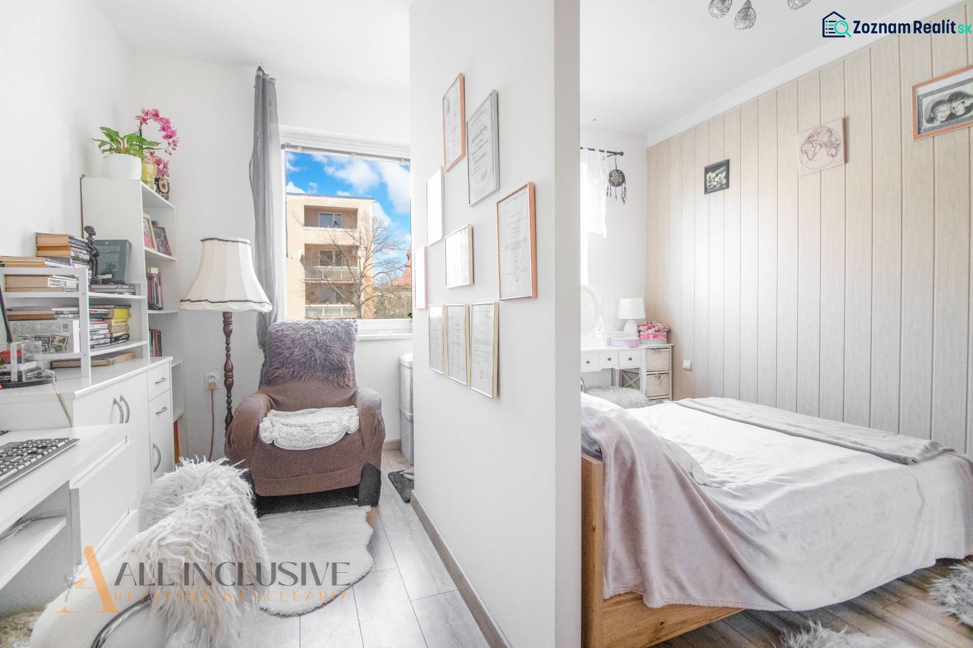 NA PREDAJ 2-IZBOVÝ BYT V CENTRE MESTA DUNAJSKÁ STREDA - Príjemný 2-izbový byt na ulici Biskupa Kondého, svetlá spálňa s dekoratívnymi detailmi.