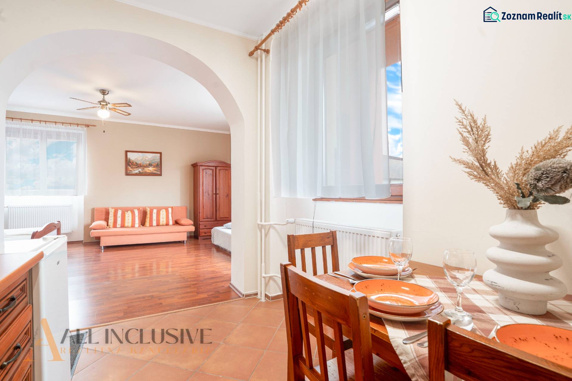 NA PREDAJ PENZIÓN VO VEĽKOM MEDERI – SUNGARDEN - Jedáleň a obývacia časť v penzióne s dreveným nábytkom a dekoráciami.