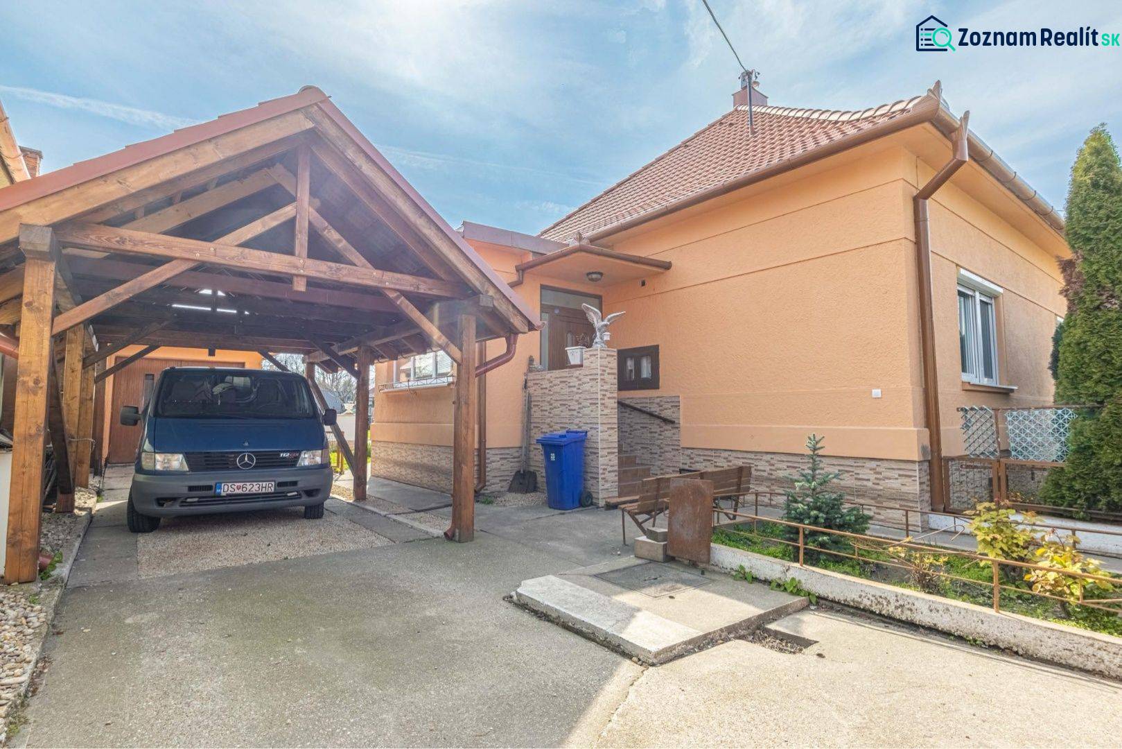 ZĽAVA - 3 IZBOVÝ RODINNÝ DOM, BLÍZKO CENTRA DUN.STREDY - Rodinný dom na Zelenej ulici v Dunajskej Strede s parkovacím prístreškom.