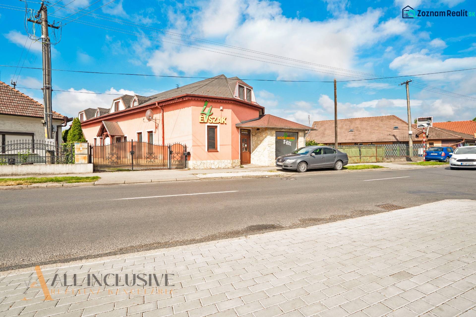 NA PREDAJ RODINNÉ DOMY S GARÁŽOU, DUNAJSKÁ STREDA - Rodinný dom na ulici Gyulu Szabóa v Dunajskej Strede, vedľa cesty a áut.