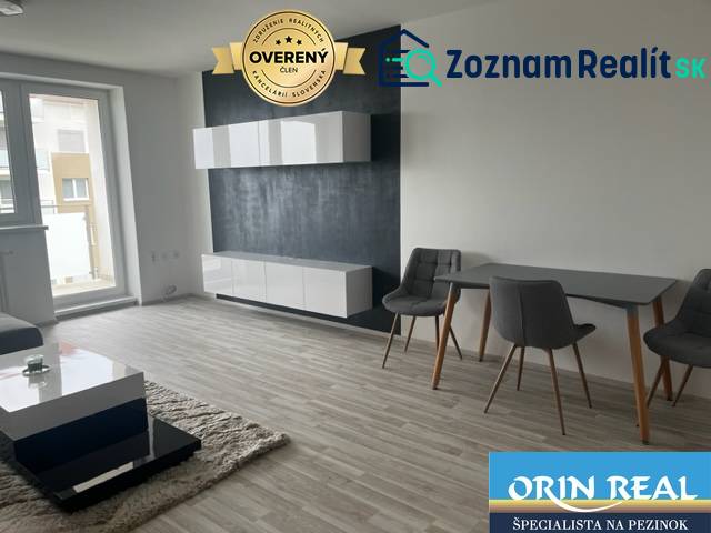 NOVÝ ZARIADENÝ KRÁSNY BYT S TERASOU - Obývacia miestnosť v 1-izbovom byte na ulici Muškátová, moderný dizajn, svetlé podlahy.