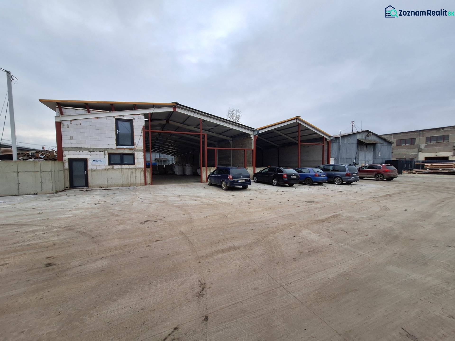 Na predaj sklad - hala, ul. Strojnícka, Prešov - Priestor skladov a hál na Strojníckej ulici v Prešove s parkoviskom a autami.