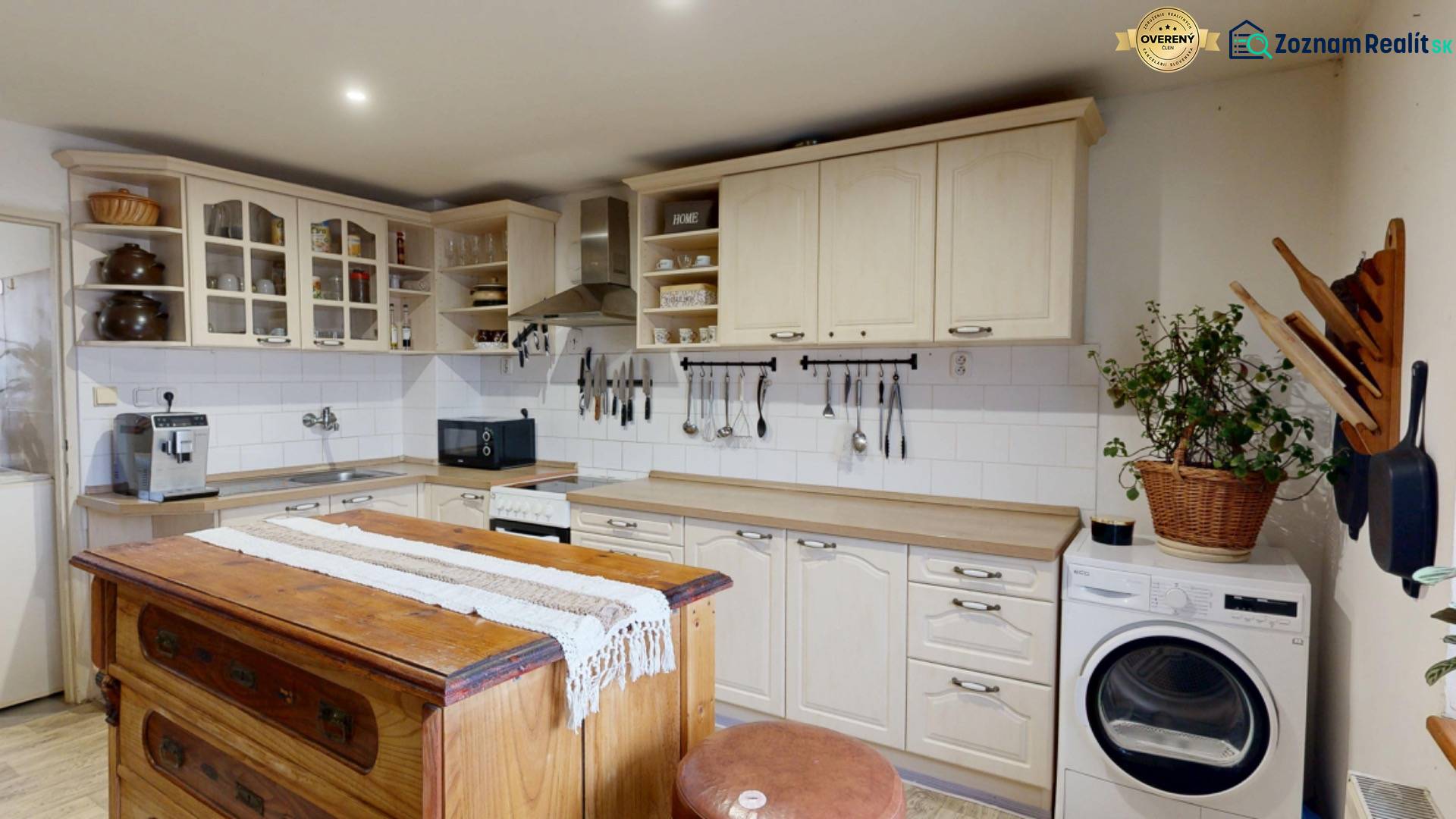 Rodinný dom Unín s pozemkom 941 m2 - Kuchyňa s vintage ostrovom, kuchynskými skrinkami, umývadlom a práčkou v rodinnom dome.