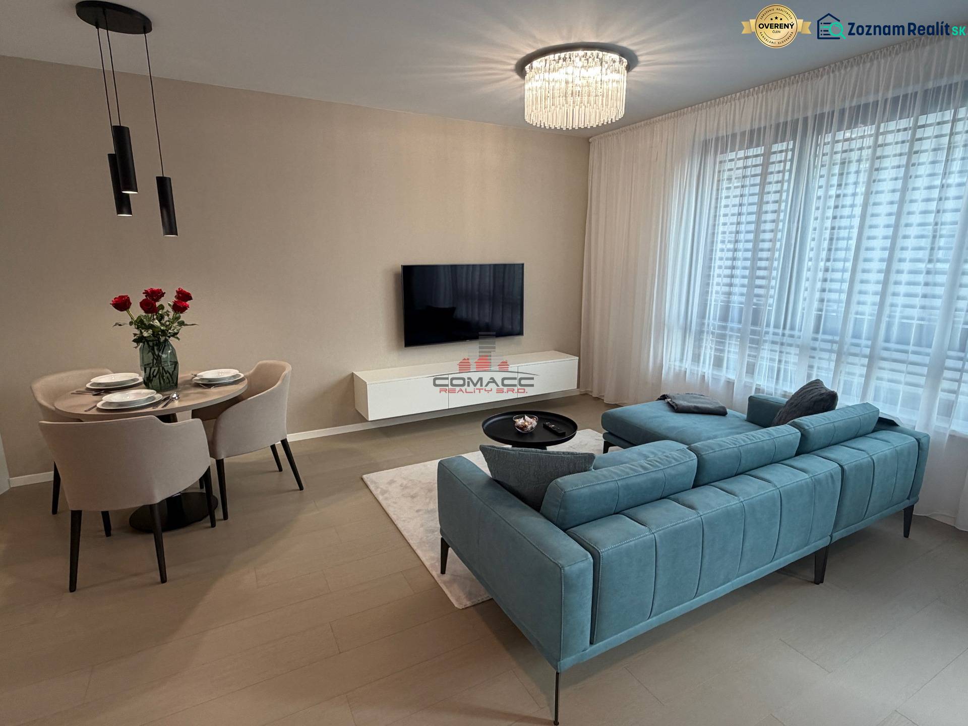 Exk. prenájom lux. 2 iz bytu Rezidencia Blumental - Obývacia izba v 2-izbovom byte s podlahou s dreveným dekorom a pohodlným sedením.