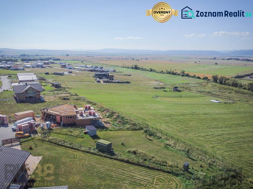 Jedinečný stavebný pozemok v krásnej lokalite Tatranské Smaragdy - Pozemky - bývanie v Mlynici; rozostavané domy a rozsiahle polia pod slnečnou oblohou.