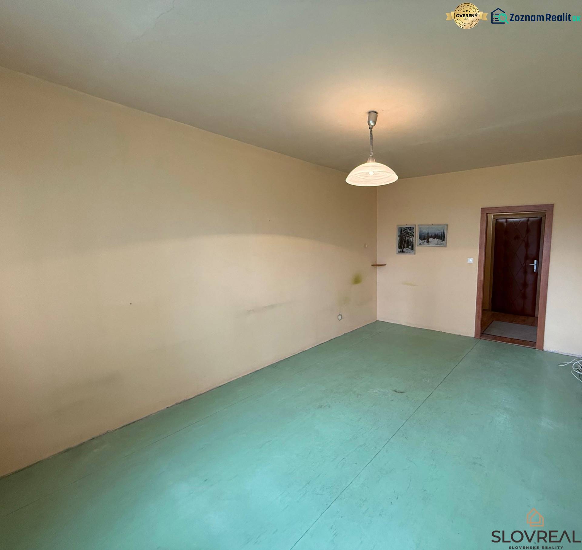 Ponúka na predaj 3 izbový byt v Detve - Izba v 3-izbovom byte s neutrálnymi stenami a svetlým podlahovým dekorom.