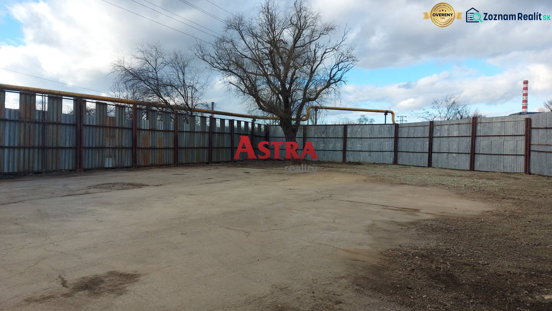 NA PRENÁJOM: POZEMOK 704 m2, KOŠICE - Komerčné pozemky v Košiciach - mestskej časti Juh s oplotením a stromami.