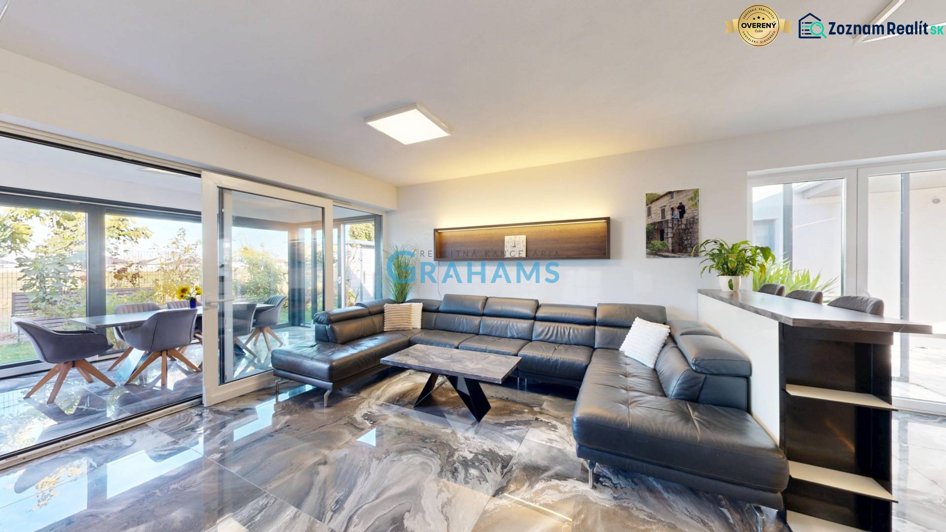 , predaj 4 izb. novostavby zariadeného RD, Jarná, Hviezdoslavov - Obývačka v rodinnom dome s koženou sedacou súpravou a presklenou stenou na terasu.