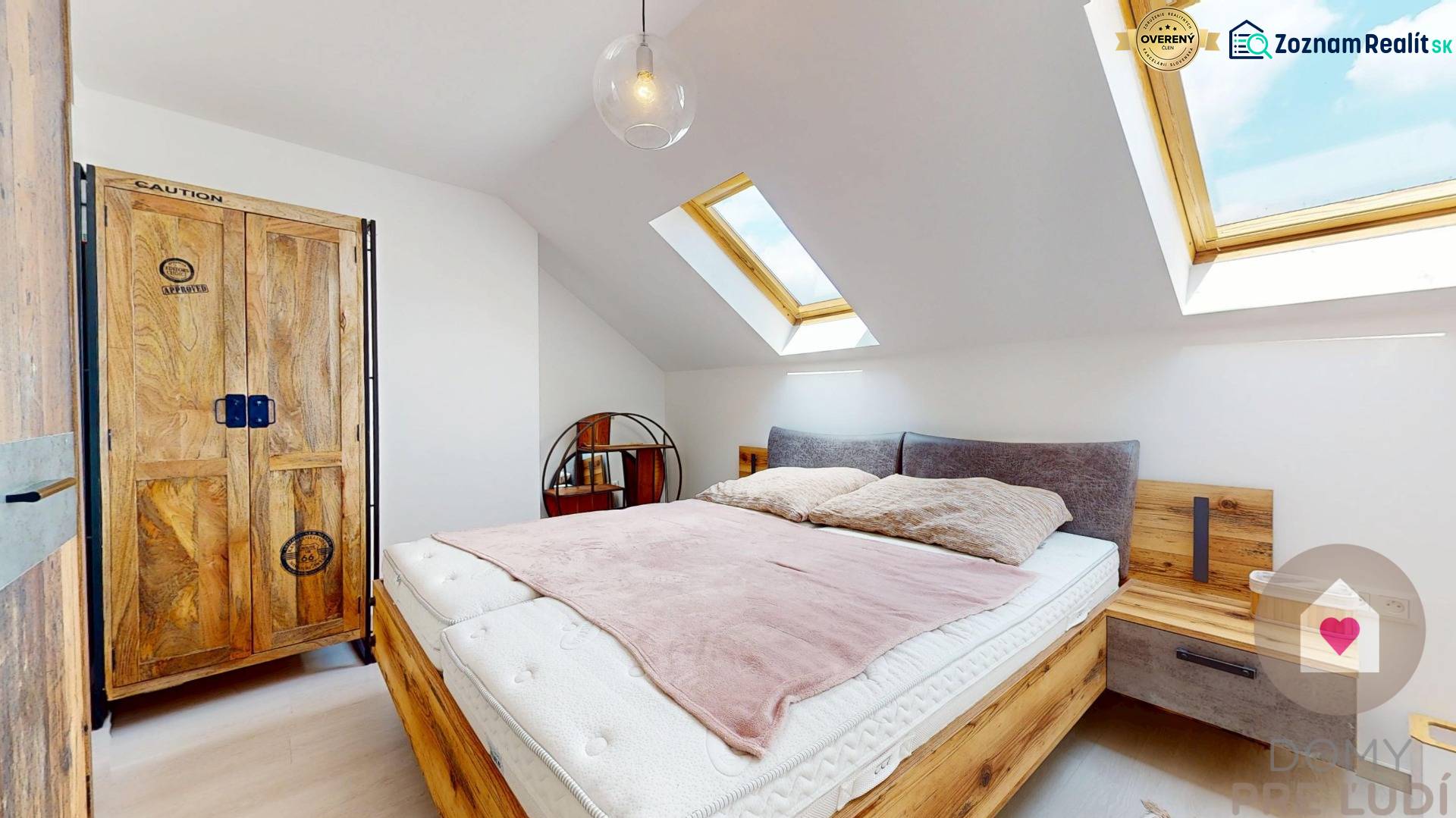 Krásny moderný 2 izbový byt v centre Bratislavy, nám. SNP - Spálňa v 2-izbovom byte s drevenou skriňou a strešnými oknami.