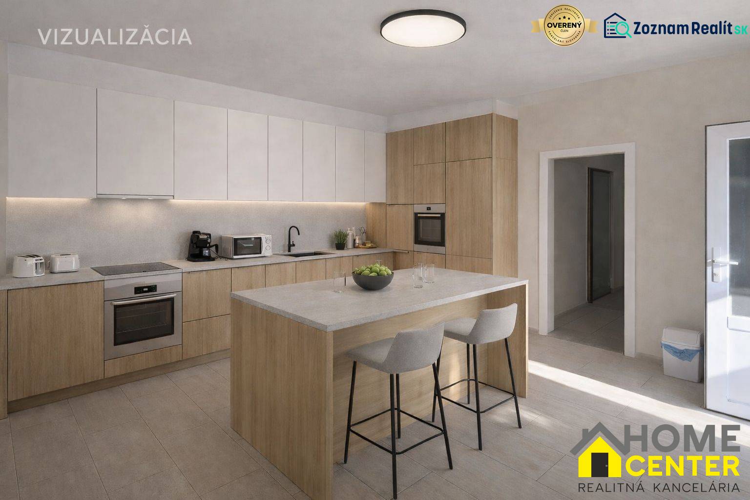 NA PREDAJ 5 izbový rodinný dom s veľkou záhradou v obci Iža - Kuchyňa v rodinnom dome s ostrovčekom a podlahou s dreveným dekorom.