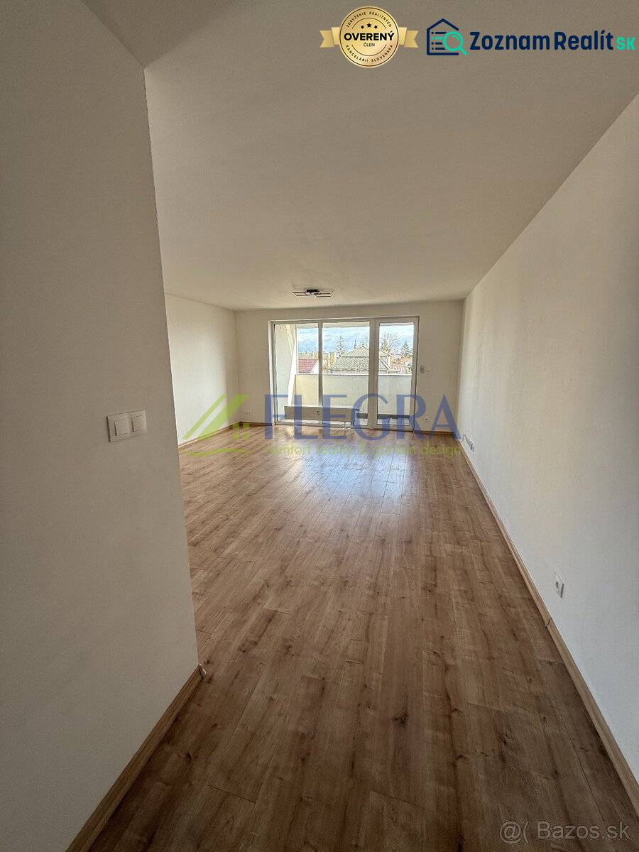 Na predaj 2 izbový byt GEENSIDE Trebišov - Svetlá obývacia izba s podlahou s dreveným dekorom v 2-izbovom byte.