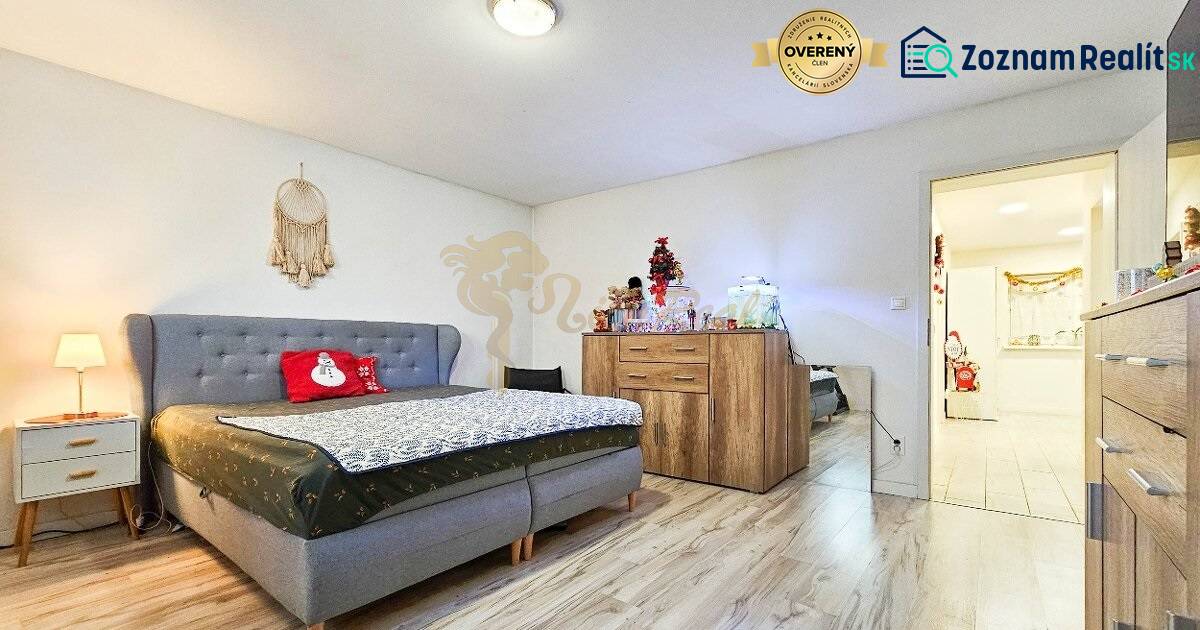 Rodinný dom v obci Bernolákovo, po kompletnej rekonštrukcii - Spálňa v rodinnom dome s podlahou s dreveným dekorom a vianočnými dekoráciami.