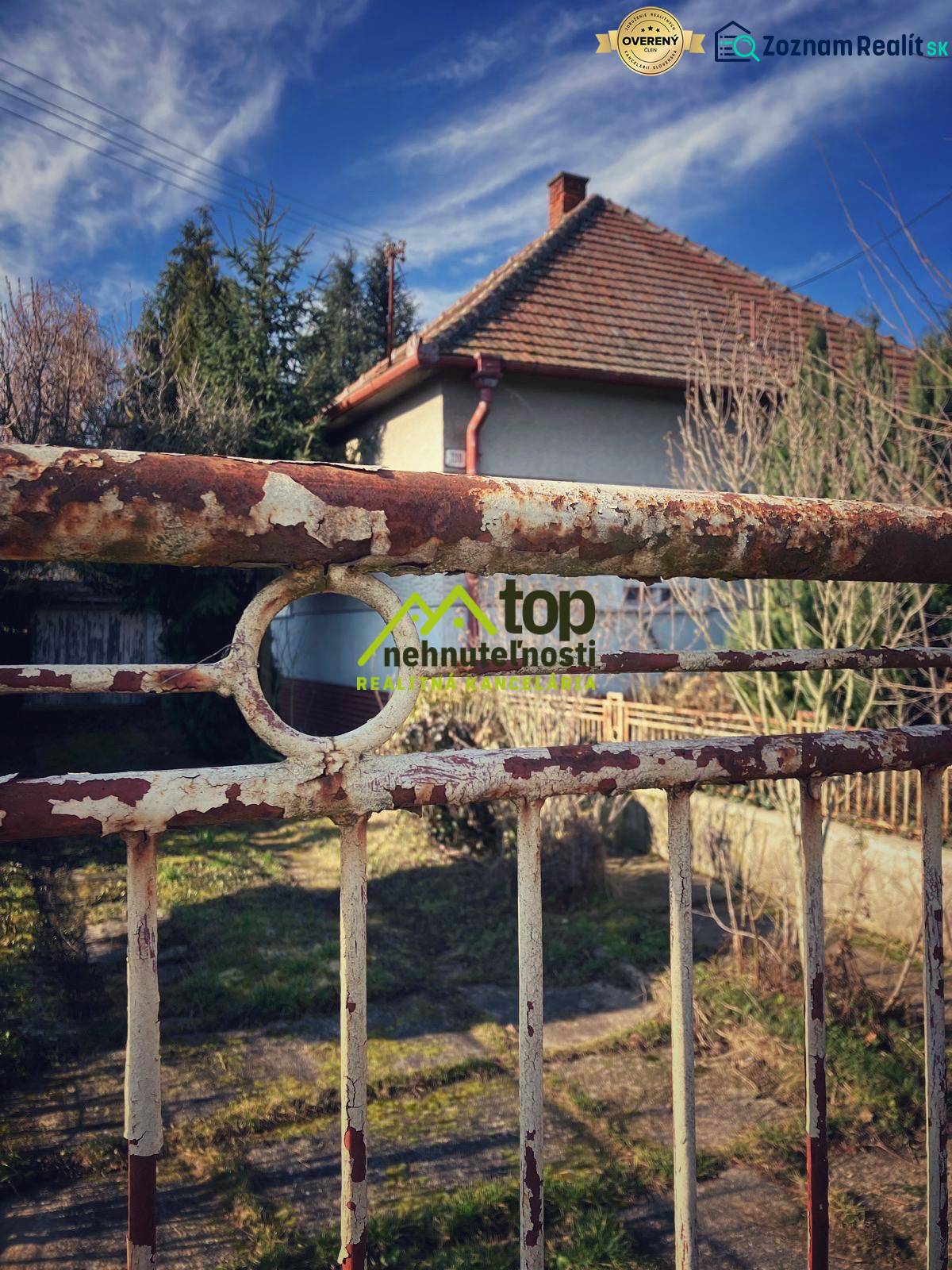 HORNÉ CHLEBANY - rodinný dom hneď k nasťahovaniu - Rodinný dom v Horných Chlebanoch, oplotenie s nádychom patiny a záhrada.