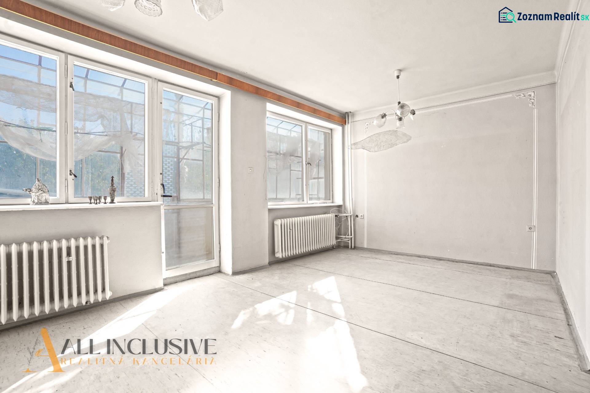 REZERVOVANÉ 4-IZBOVÝ POSCHODOVÝ RODINNÝ DOM, VEĽKÁ MAČ - Prázdna izba s veľkými oknami a radiátormi v rodinnom dome.