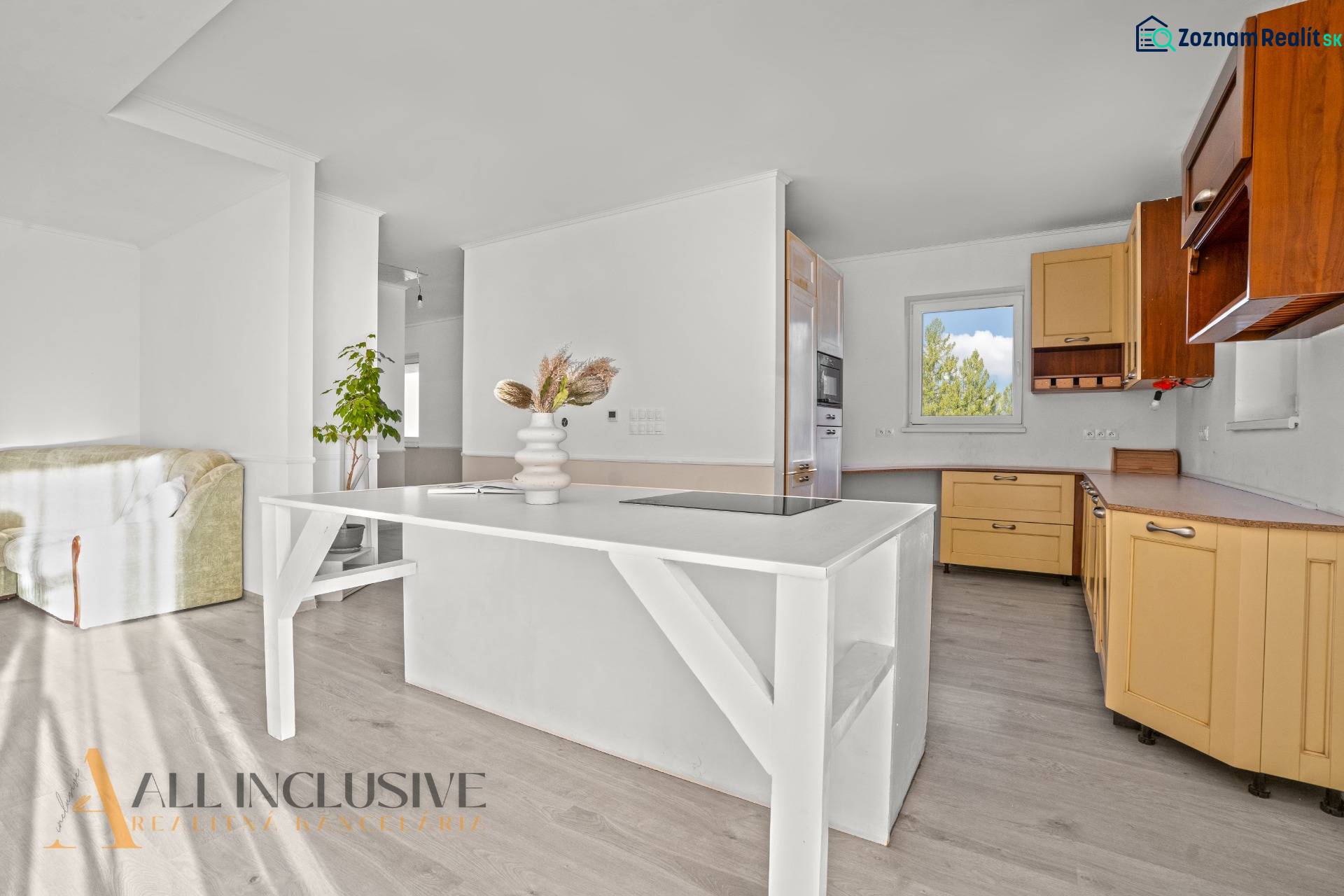 REZERVOVANÉ 5-IZBOVÝ RODINNÝ DOM VO VEĽKEJ PAKE - Kuchyňa v rodinnom dome s podlahou s dreveným dekorom a svetlým nábytkom.