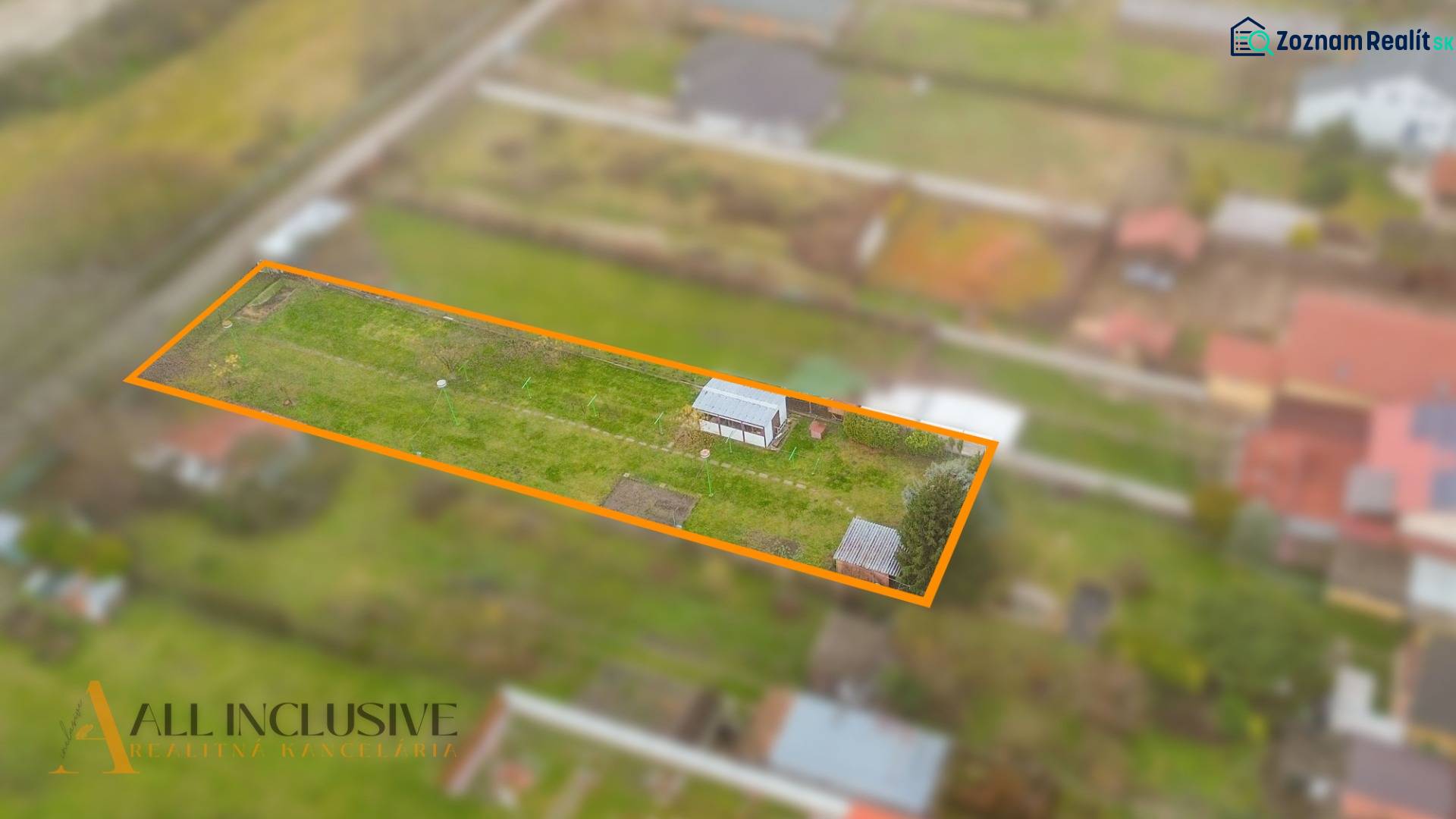 NA PREDAJ STAVEBNÝ POZEMOK (1046 m²), VEĽKÝ MEDER - Pozemky na bývanie vo Veľkom Mederi so záhradou a malými stavbami.