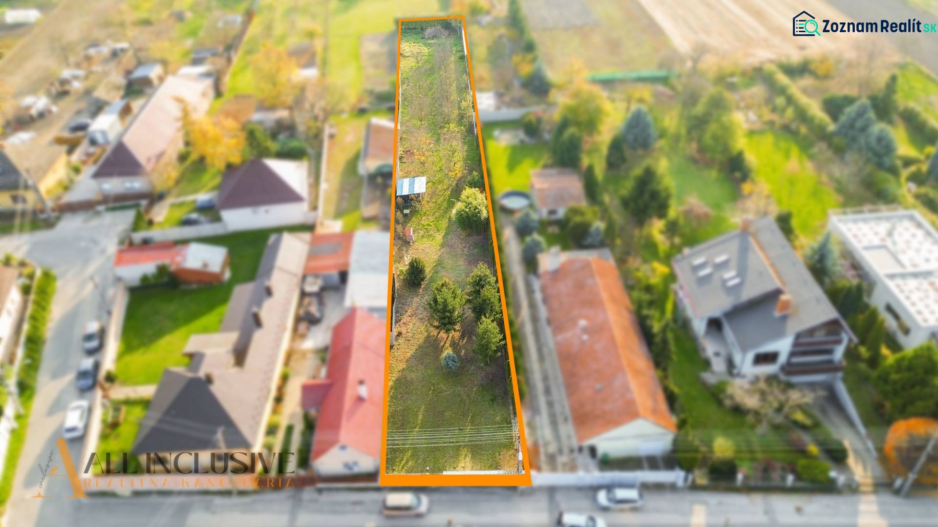 NA PREDAJ STAVEBNÝ POZEMOK (1524 m²), VYDRANY - Letecký pohľad na dlhý pozemok určený na bývanie vo Vydranoch, obklopený domami a zeleňou.